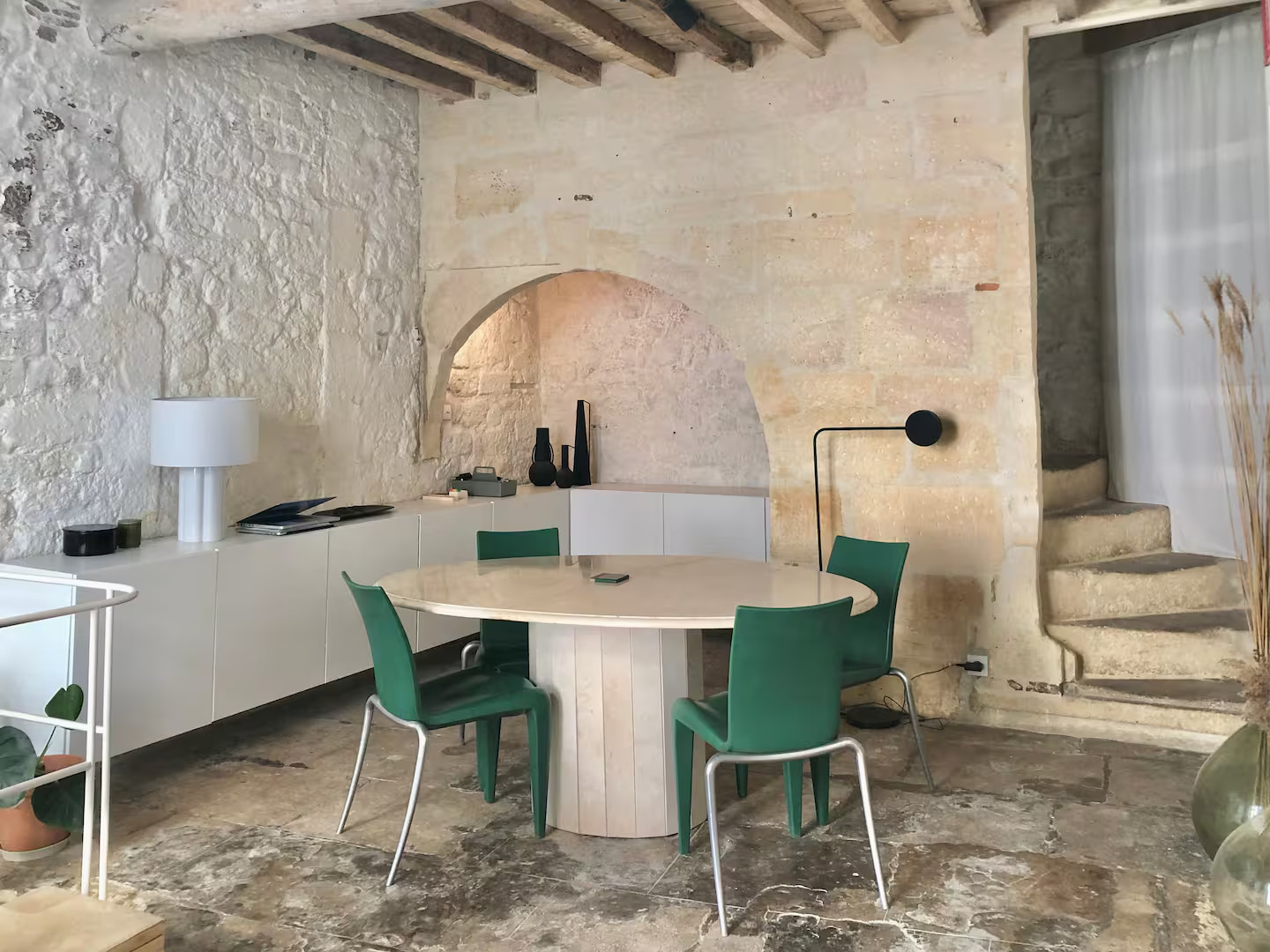 salle à manger mur pierres maison de ville ancienne rénovée Arles salle à manger mur pierres maison de ville ancienne rénovée Arles