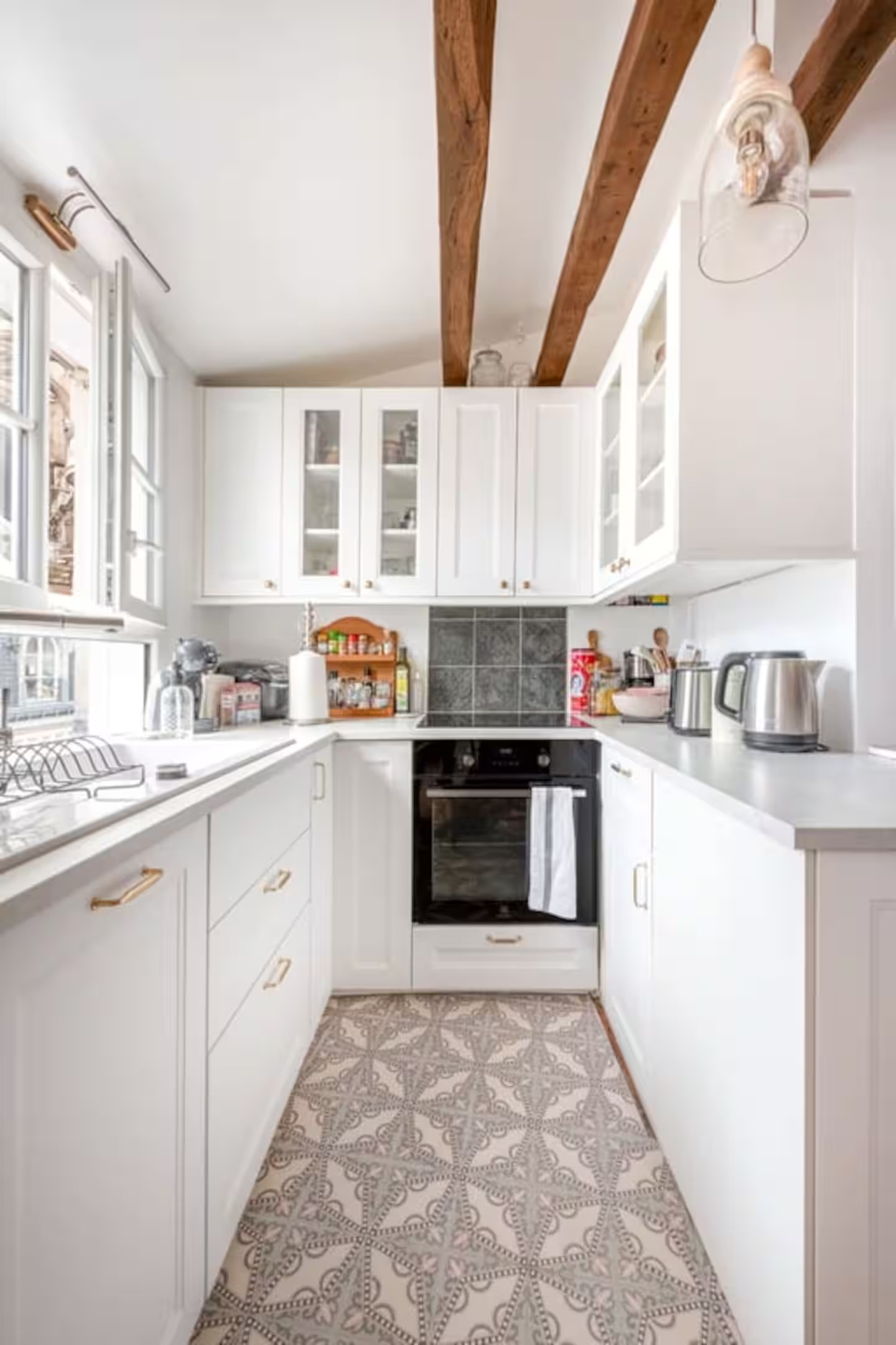 cuisine blanche avec poutres appartement Paris proche Saint-Eustache