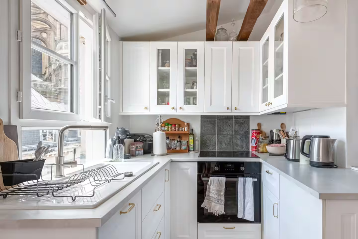 cuisine avec poutres appartement Paris proche Saint-Eustache