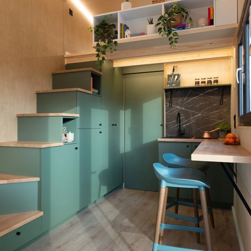 cuisine et escalier avec rangements petite maison en bois 23m2 Aurora cuisine et escalier avec rangements petite maison en bois 23m2 Aurora