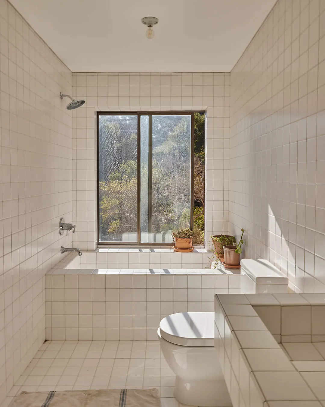 salle de bain carrelage blanc avec fenêtre maison Sea Ranch Californie