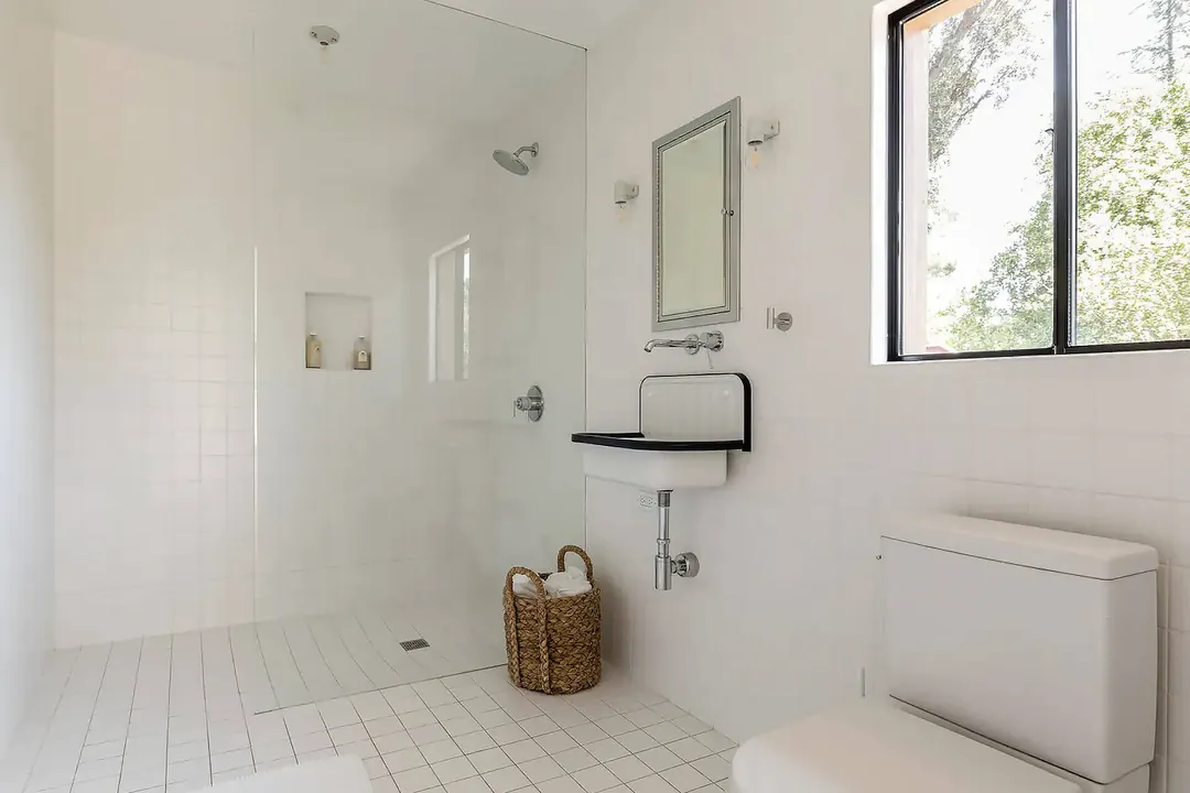 salle de bain carrelage blanc avec fenêtre maison Sea Ranch Californie