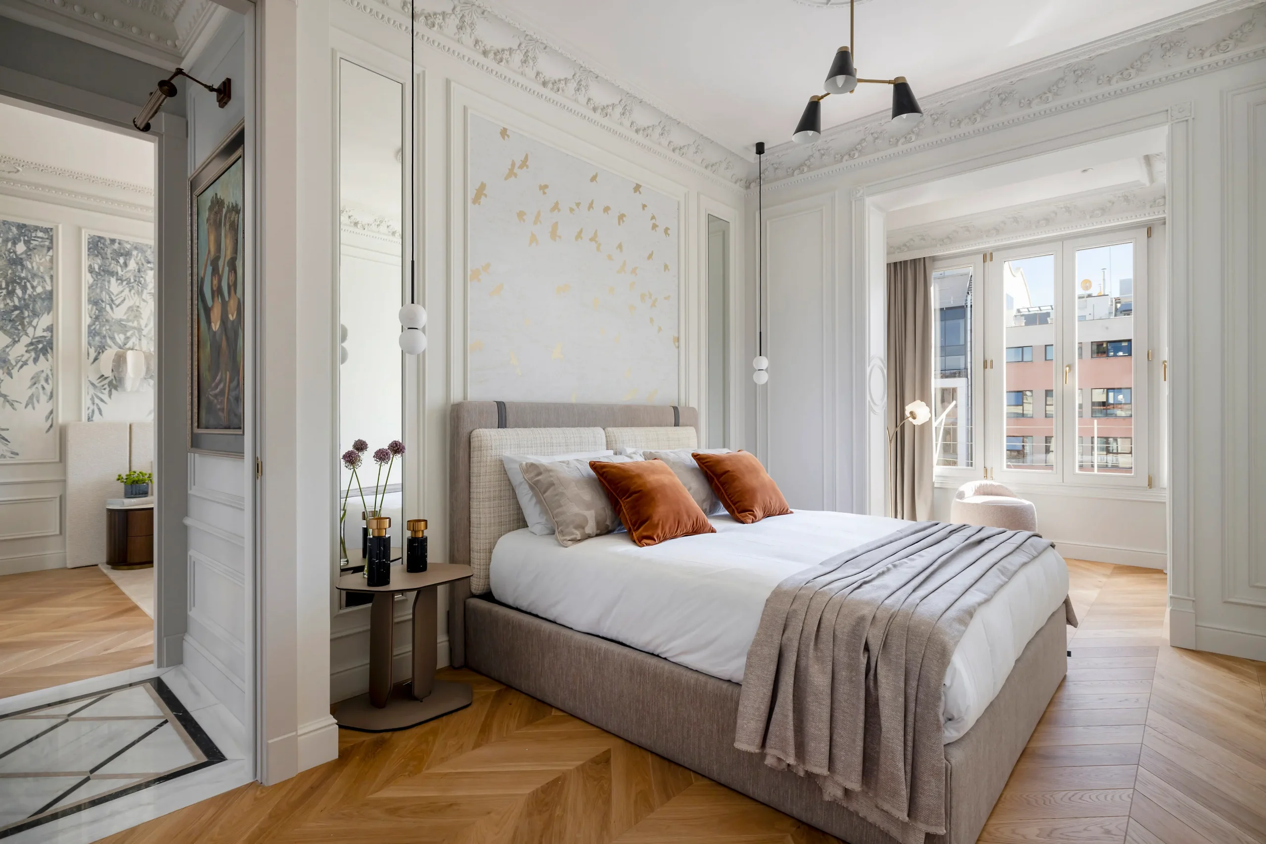 chambre avec moulures appartement Barcelone décoration classique chic et contemporaine chambre avec moulures appartement Barcelone décoration classique chic et contemporaine