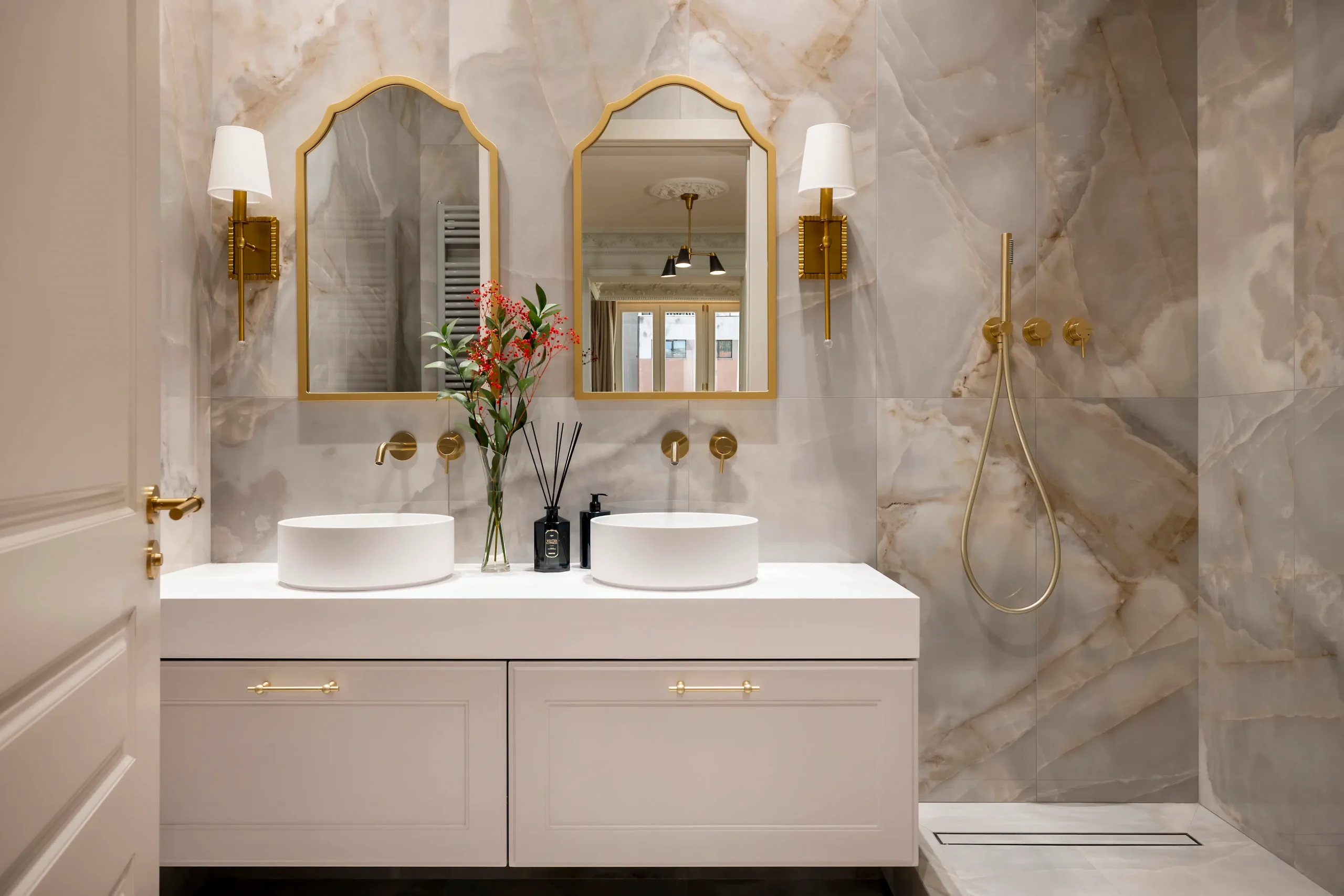 salle de bain onyx appartement Barcelone décoration classique chic et contemporaine salle de bain onyx appartement Barcelone décoration classique chic et contemporaine