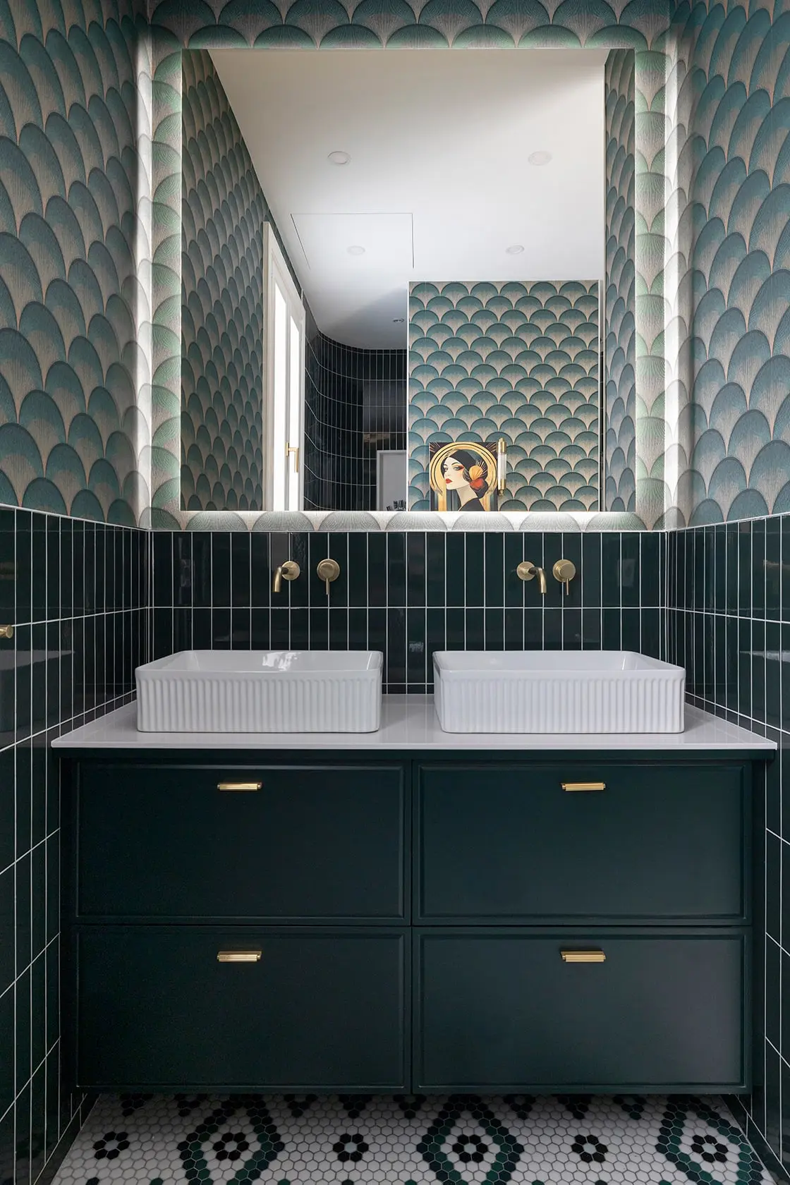 salle de bain papier-peint style Art Deco bleu appartement ancien rénové décoration design