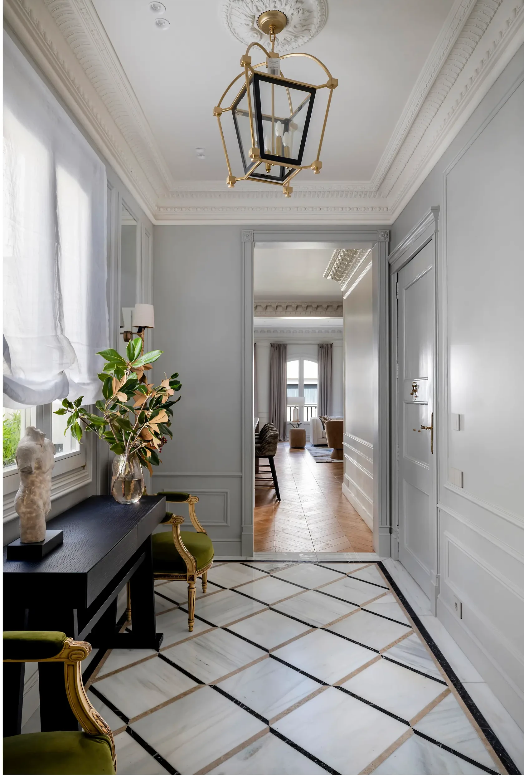 entrée avec moulures et sol marbre appartement Barcelone décoration classique chic et contemporaine entrée avec moulures et sol marbre appartement Barcelone décoration classique chic et contemporaine