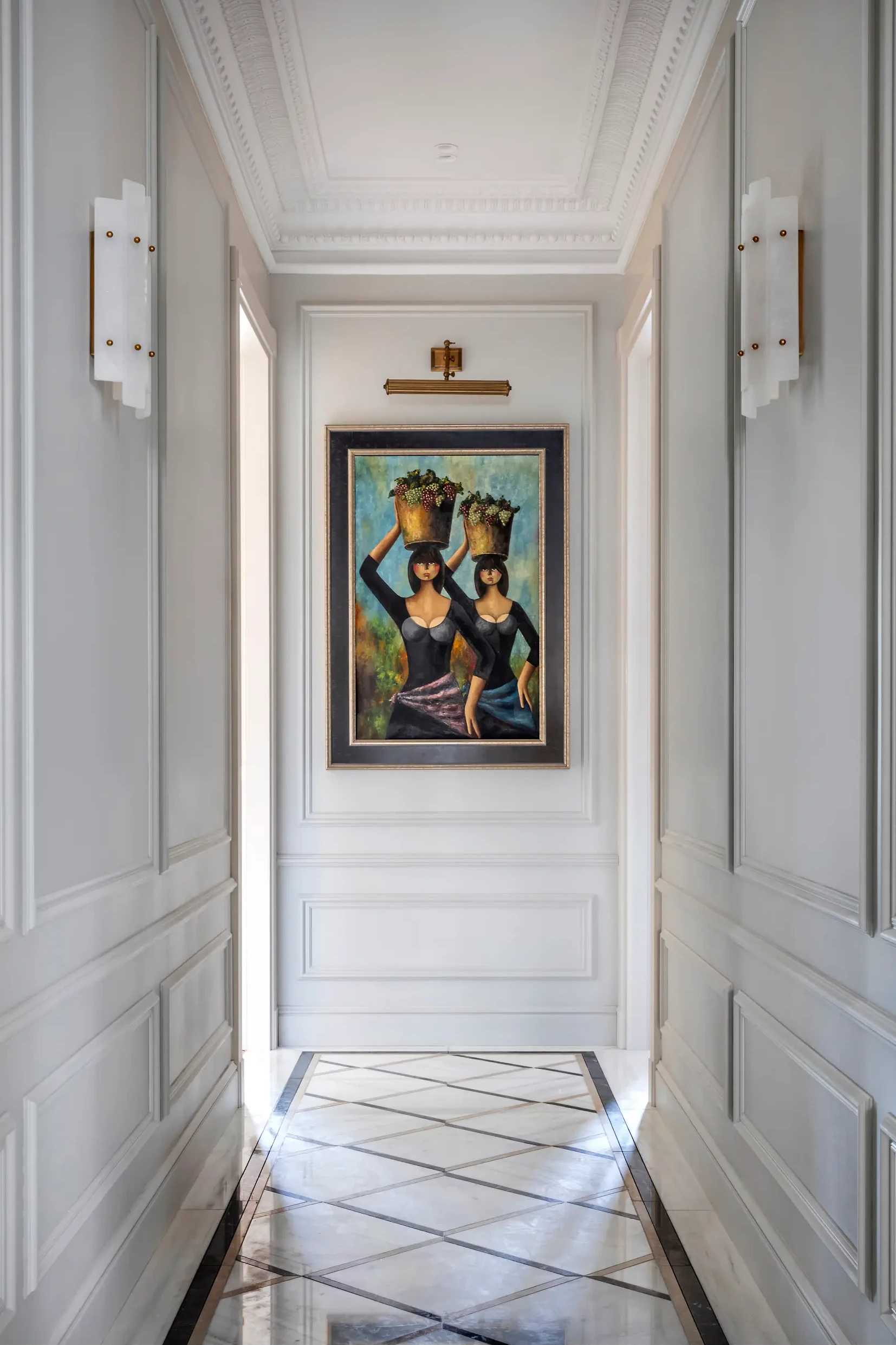 entrée avec moulures et sol marbre appartement Barcelone décoration classique chic et contemporaine entrée avec moulures et sol marbre appartement Barcelone décoration classique chic et contemporaine