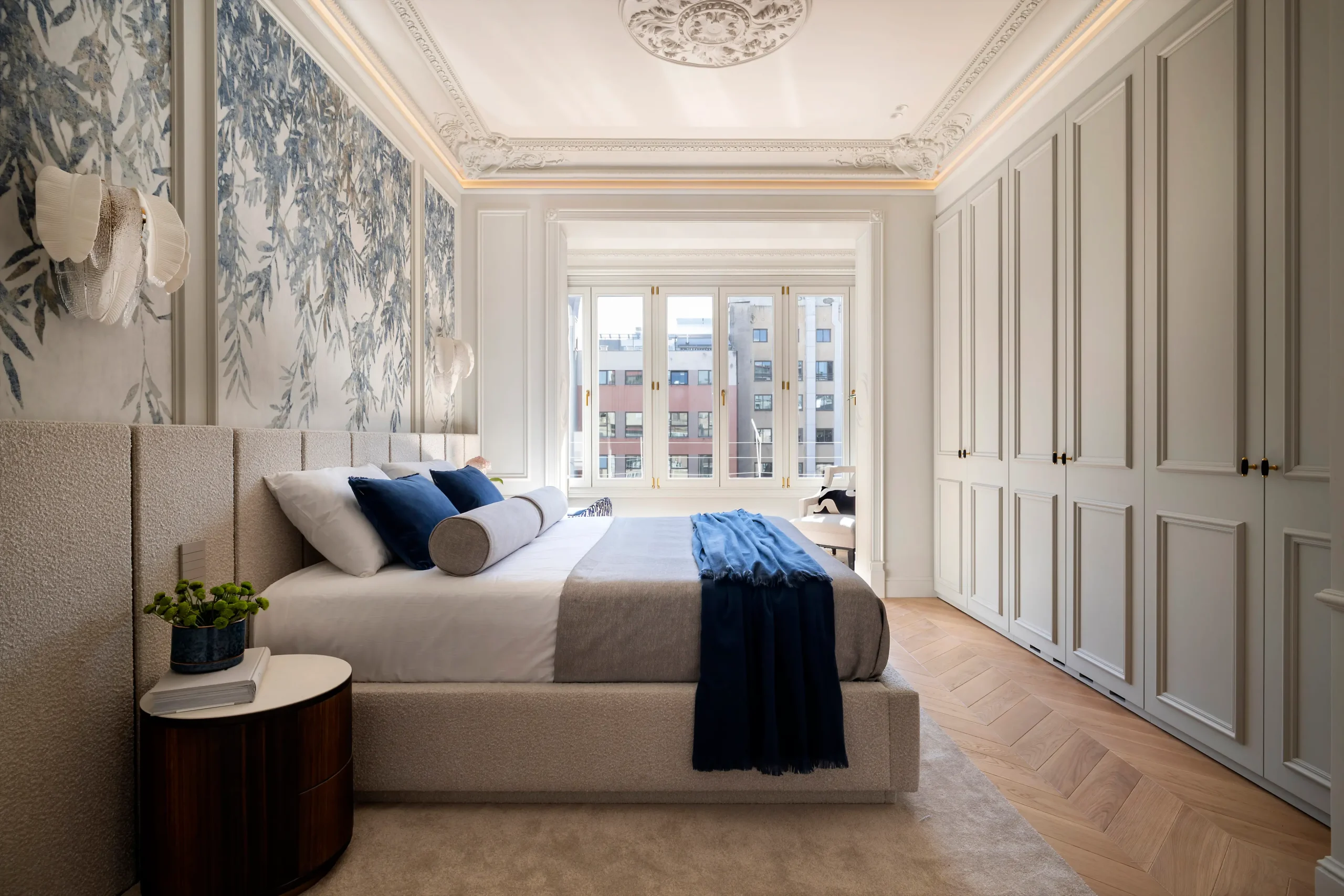chambre avec moulures appartement Barcelone décoration classique chic et contemporaine chambre avec moulures appartement Barcelone décoration classique chic et contemporaine