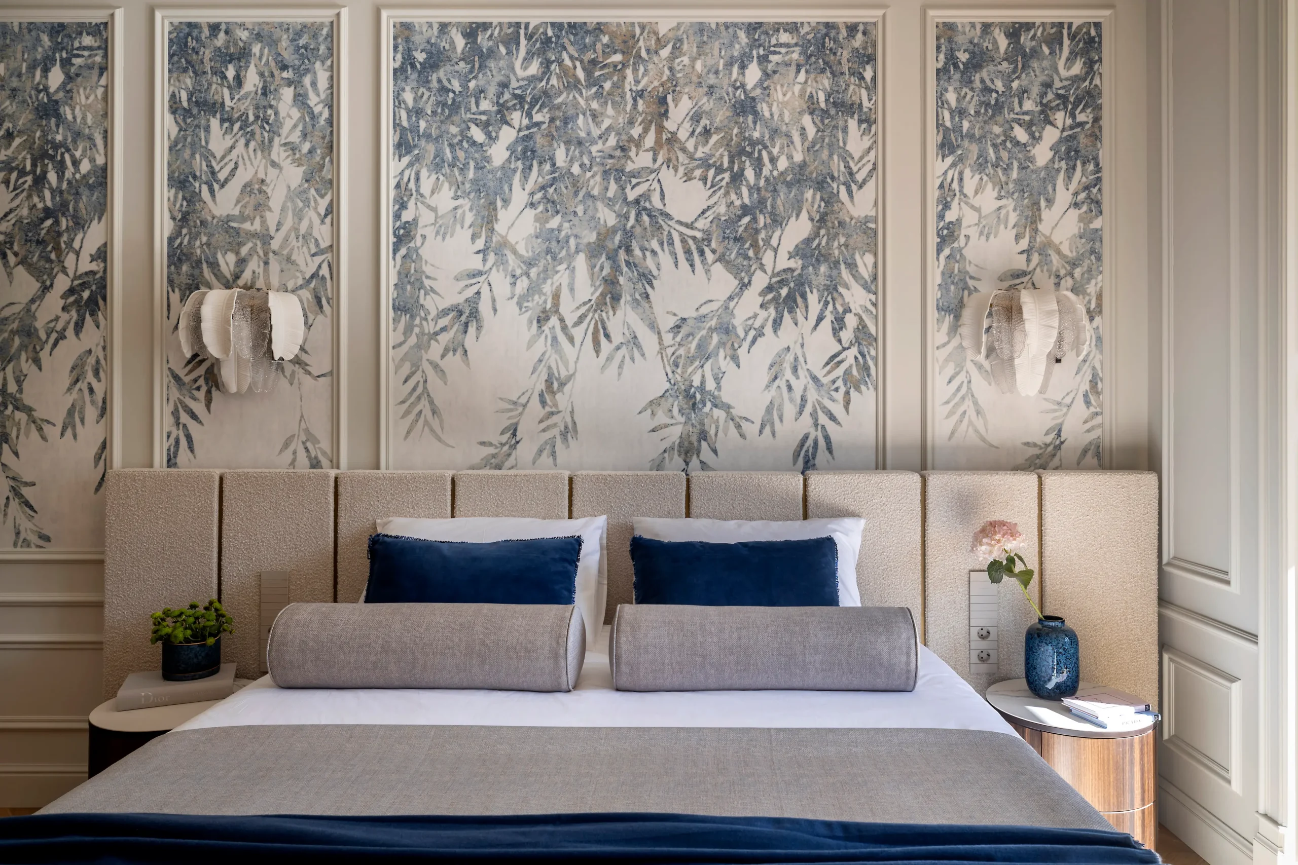chambre avec moulures et papier-peint décoration classique chic et contemporaine chambre avec moulures et papier-peint décoration classique chic et contemporaine