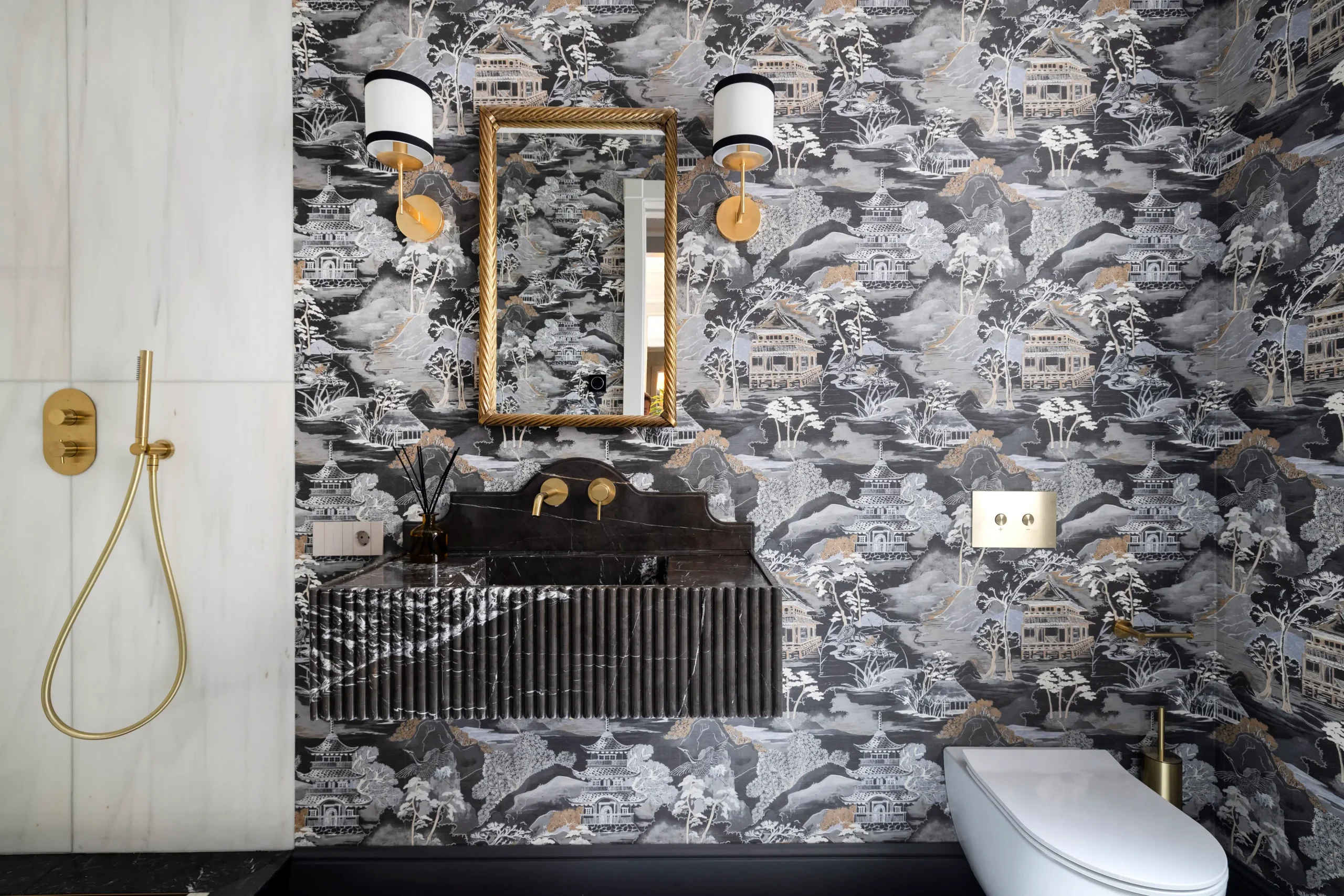 toilettes papier-peint panoramique appartement Barcelone décoration classique chic et contemporaine toilettes papier-peint panoramique appartement Barcelone décoration classique chic et contemporaine