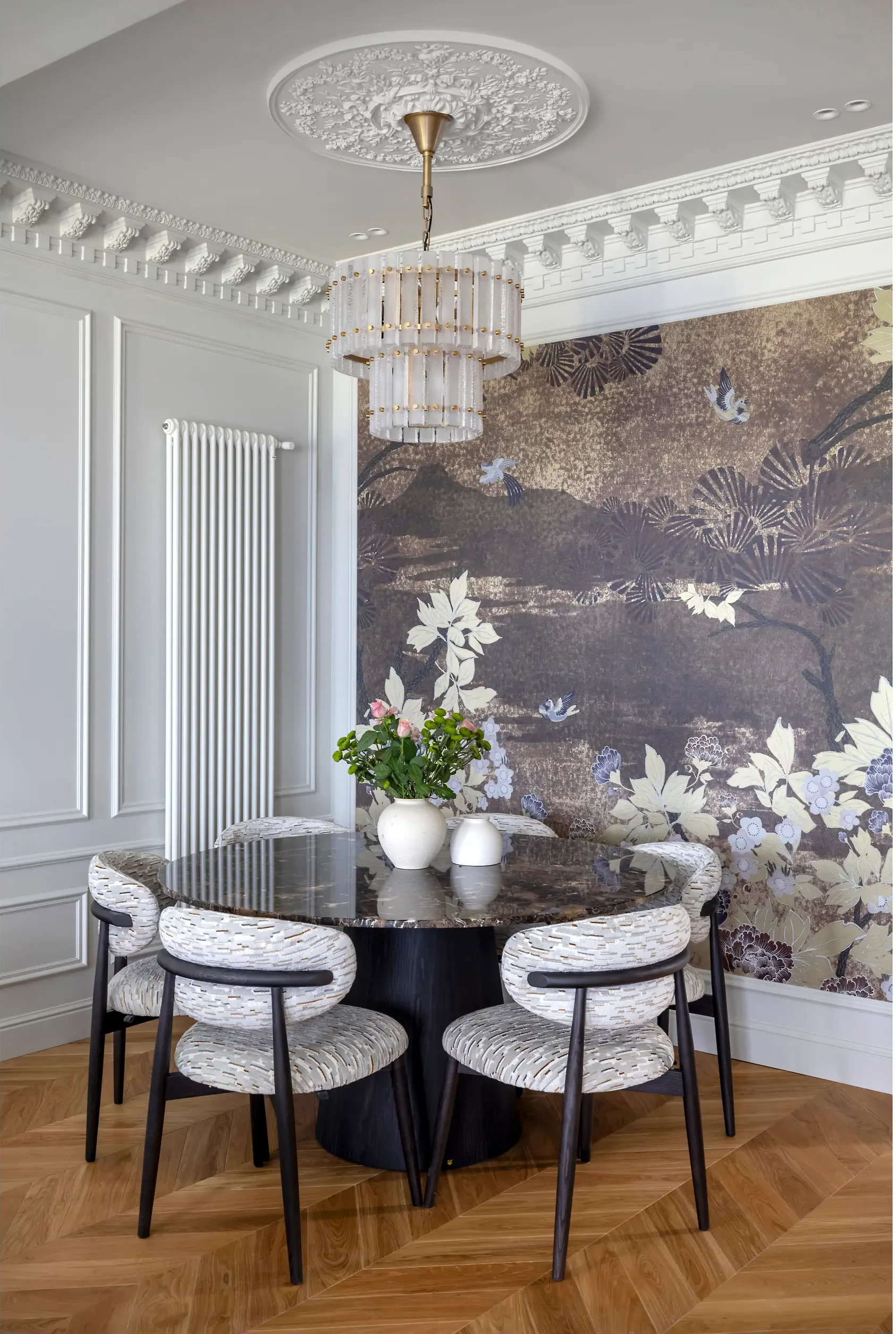 salle à manger mur papier-peint moulures appartement Barcelone décoration classique chic et contemporaine salle à manger mur papier-peint moulures appartement Barcelone décoration classique chic et contemporaine