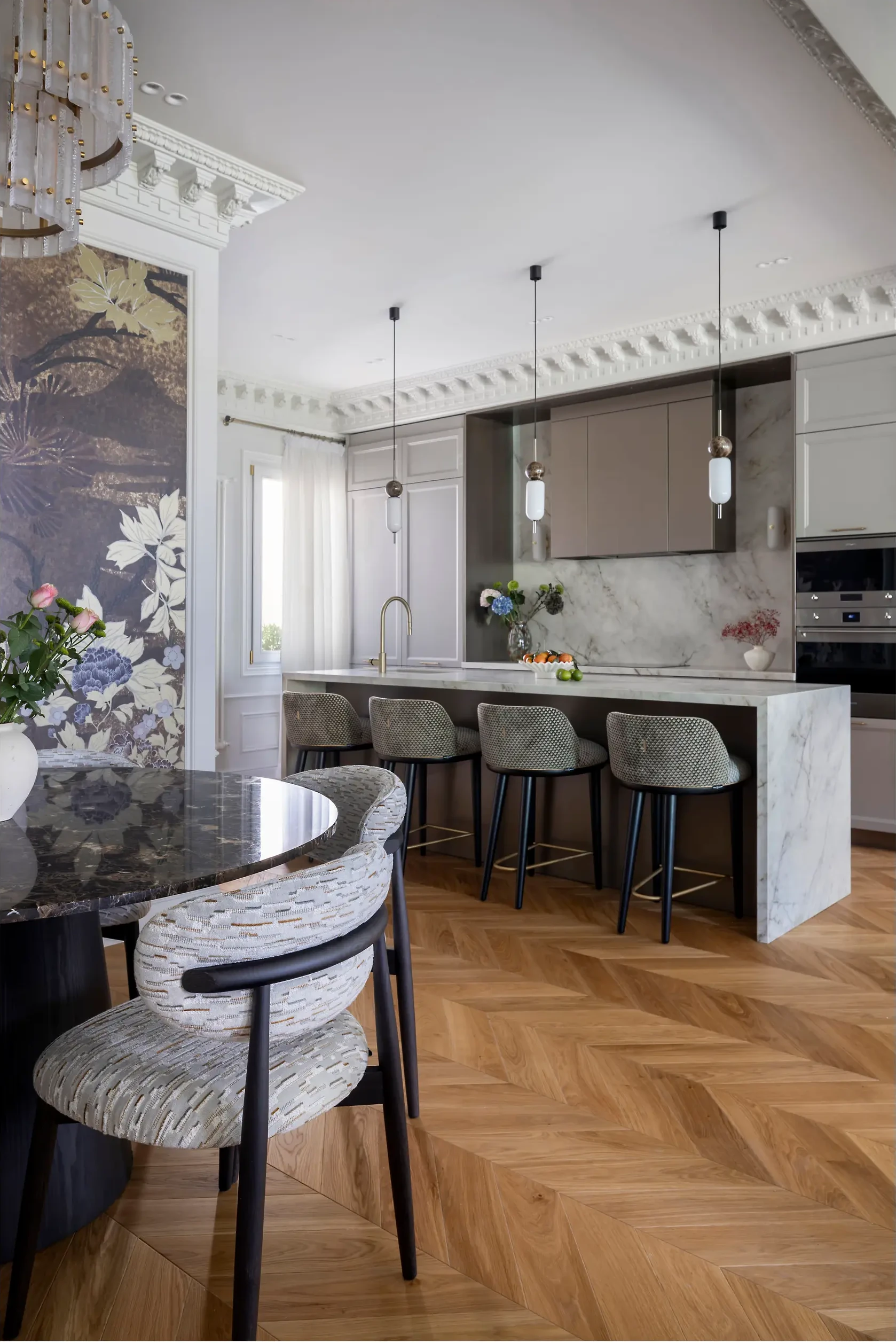 salle à manger mur papier-peint moulures et cuisine ouverte décoration classique chic et contemporaine salle à manger mur papier-peint moulures et cuisine ouverte décoration classique chic et contemporaine