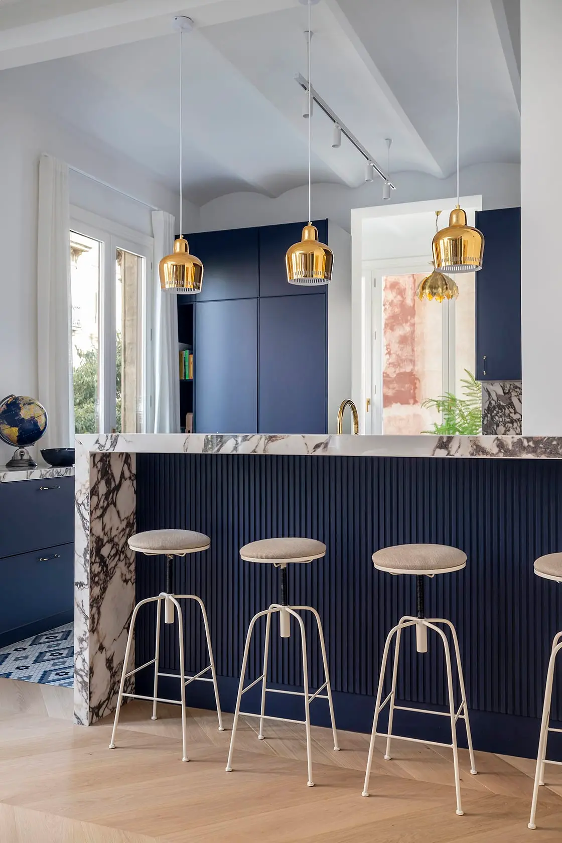 cuisine ouverte bleue et marbre avec îlot appartement ancien rénové décoration design