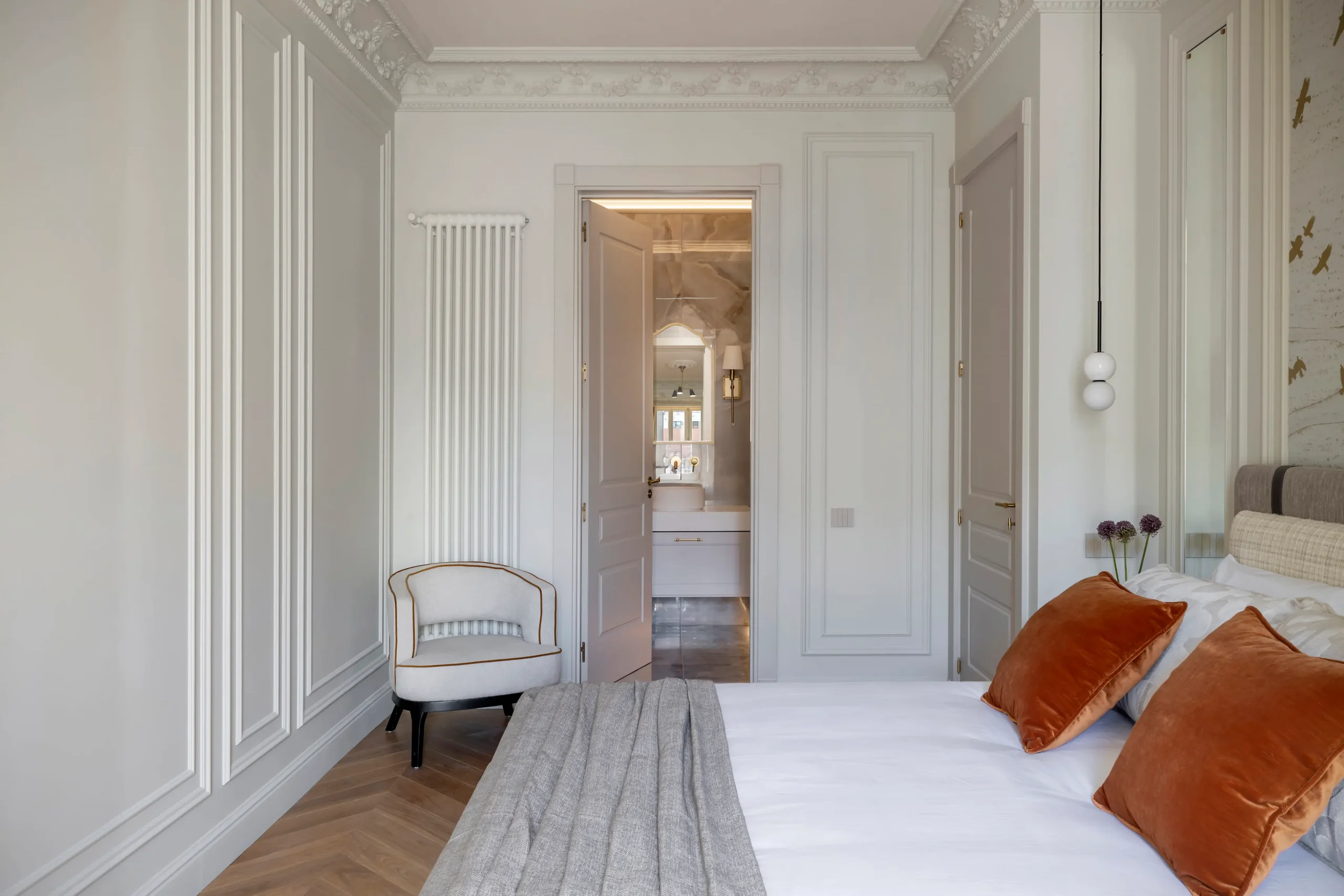 chambre avec moulures appartement Barcelone décoration classique chic et contemporaine chambre avec moulures appartement Barcelone décoration classique chic et contemporaine