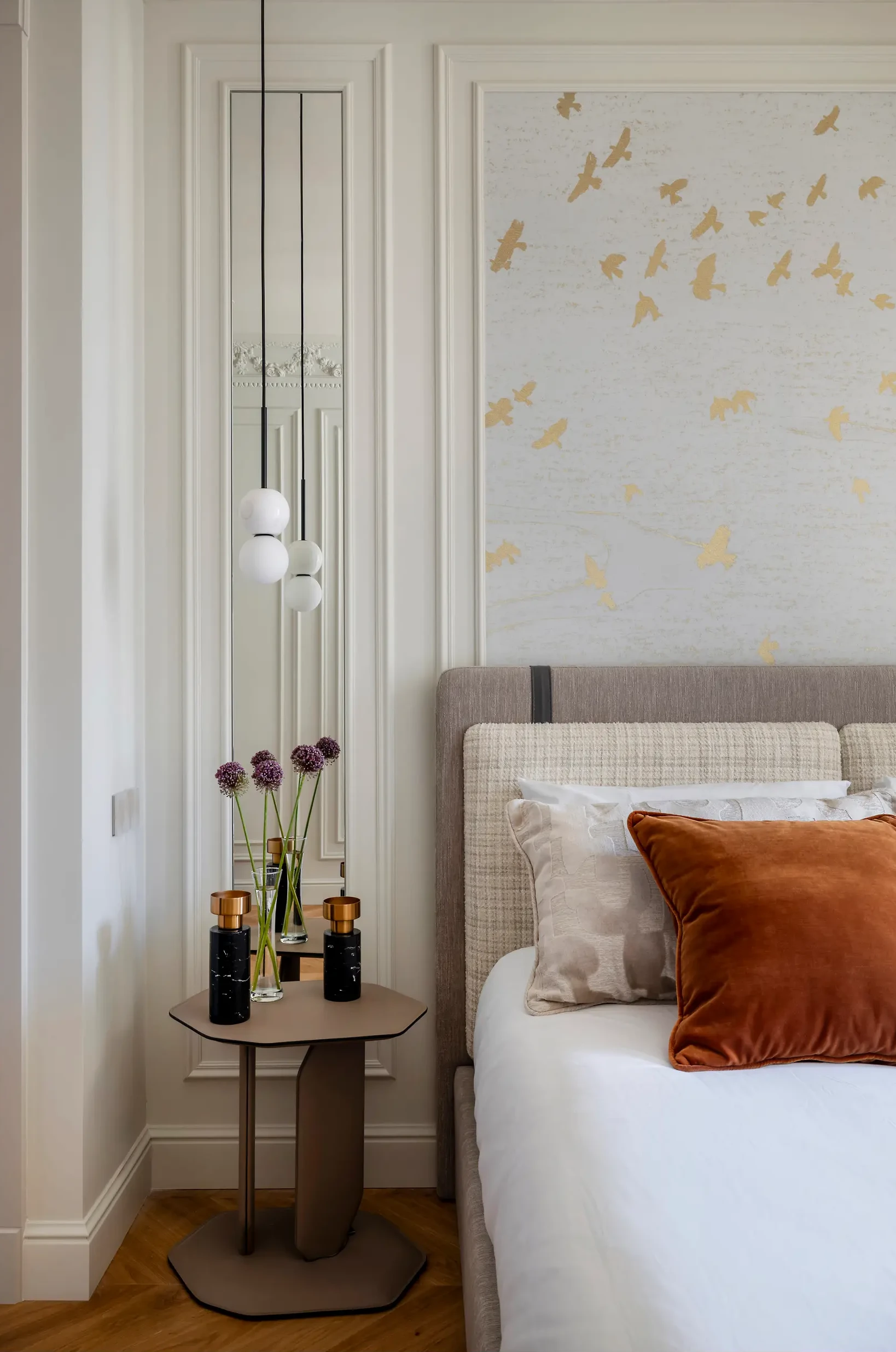 chambre avec moulures appartement Barcelone décoration classique chic et contemporaine chambre avec moulures appartement Barcelone décoration classique chic et contemporaine