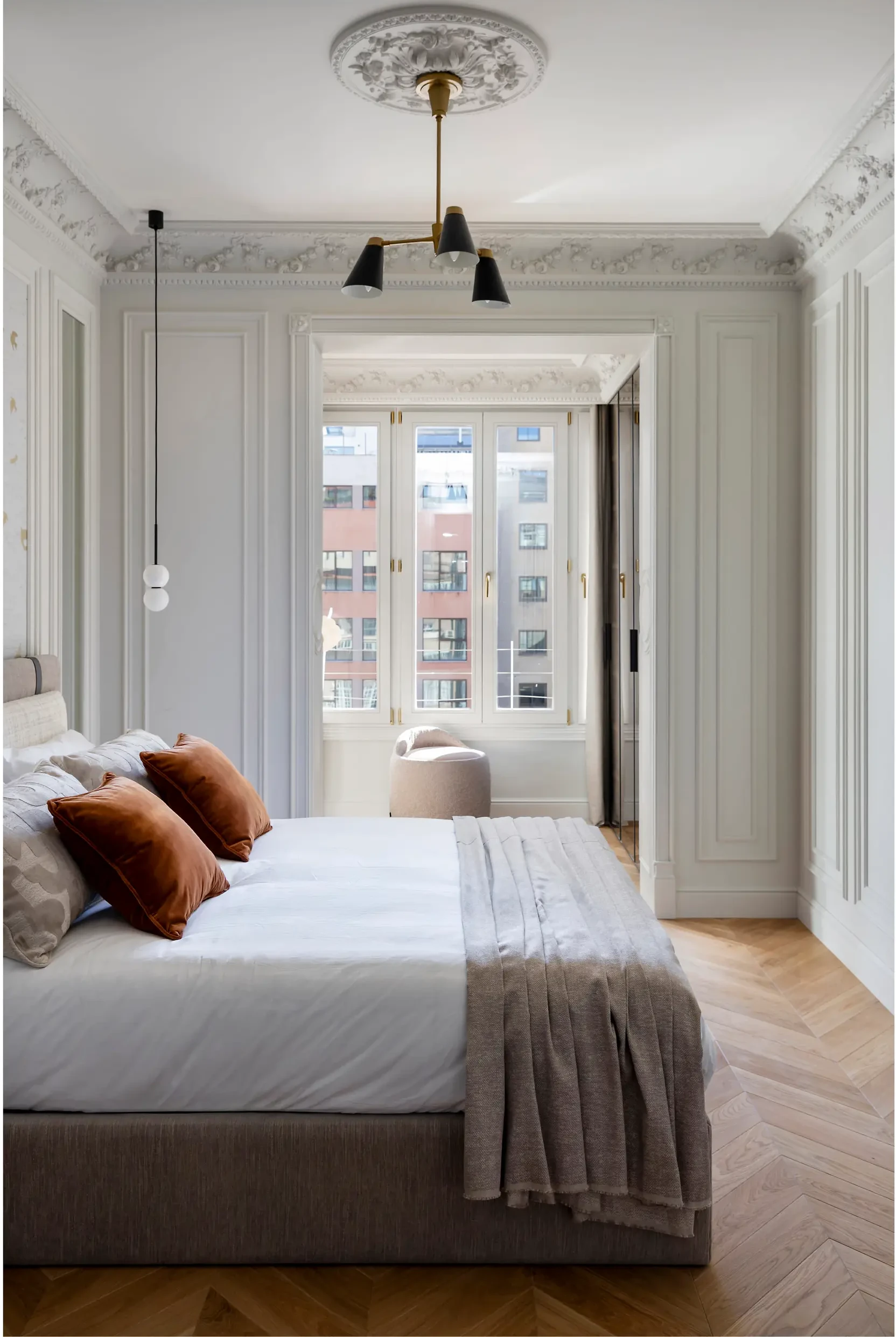 chambre avec moulures appartement Barcelone décoration classique chic et contemporaine chambre avec moulures appartement Barcelone décoration classique chic et contemporaine