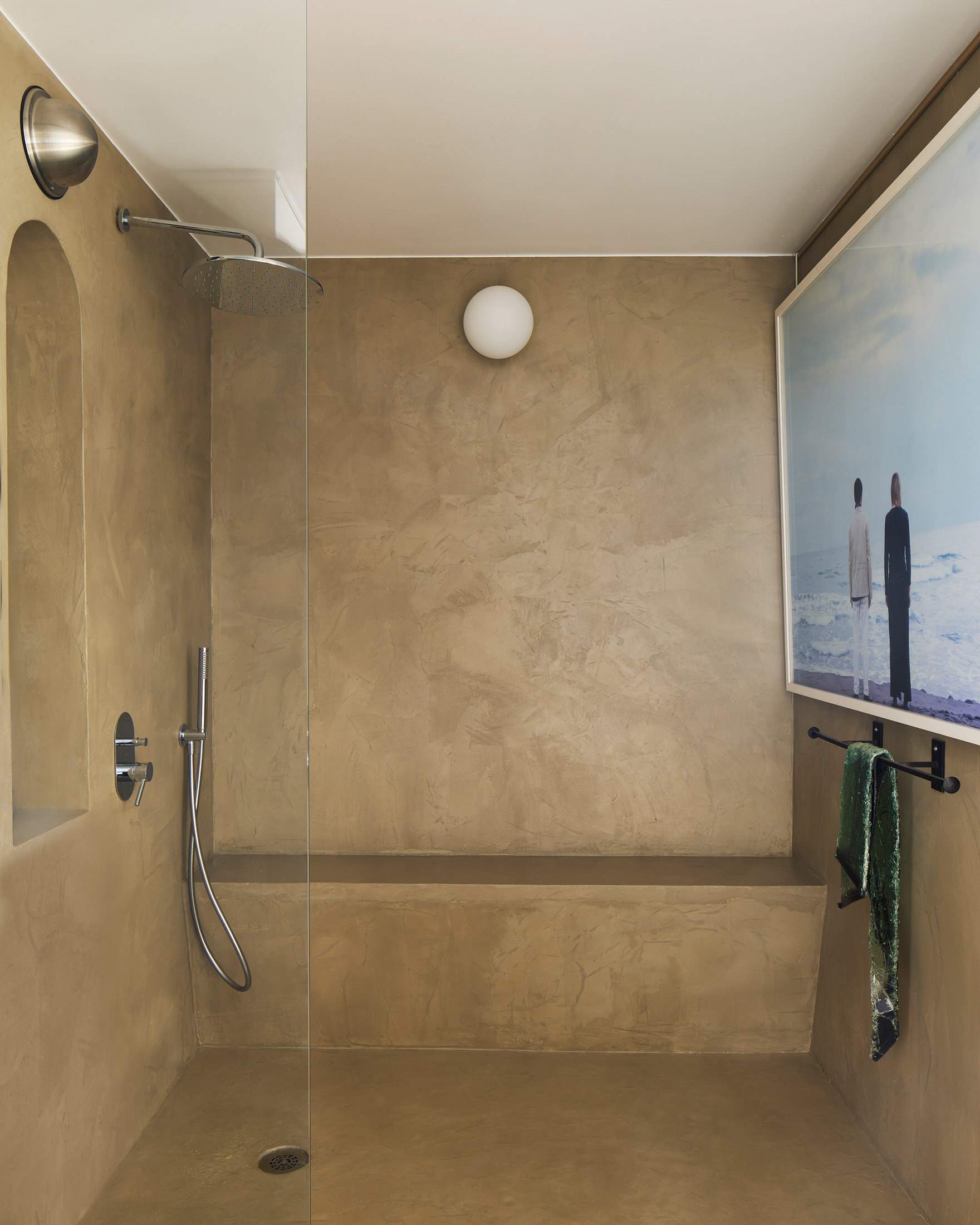salle de bains avec baignoire et murs enduits appartement des années 70 à Paris décoration contemporaine par CHHO Studio Photo © DePascuale Maffini