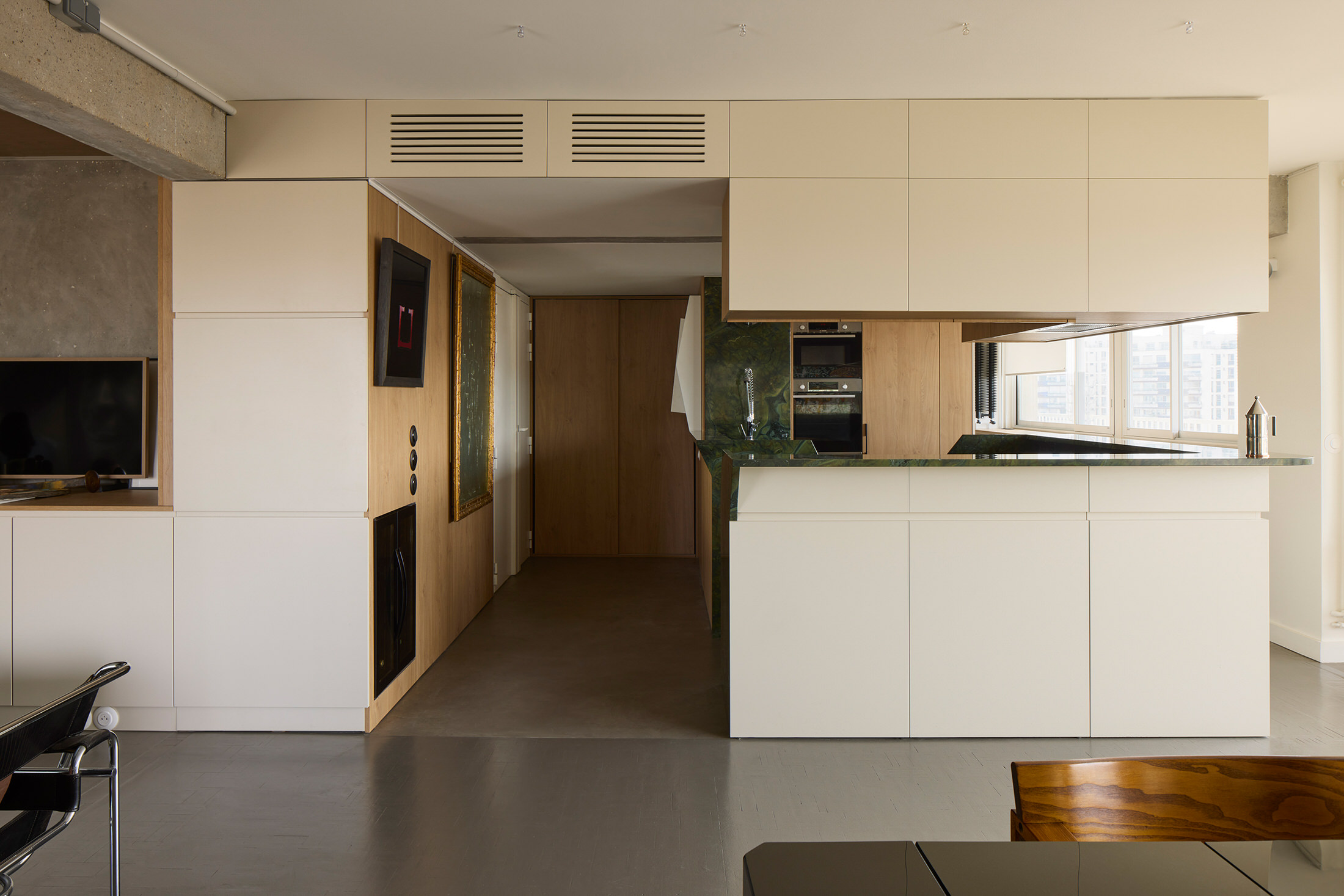 cuisine plan de travail marbre appartement des années 70 à Paris décoration contemporaine par CHHO Studio Photo © DePascuale Maffini