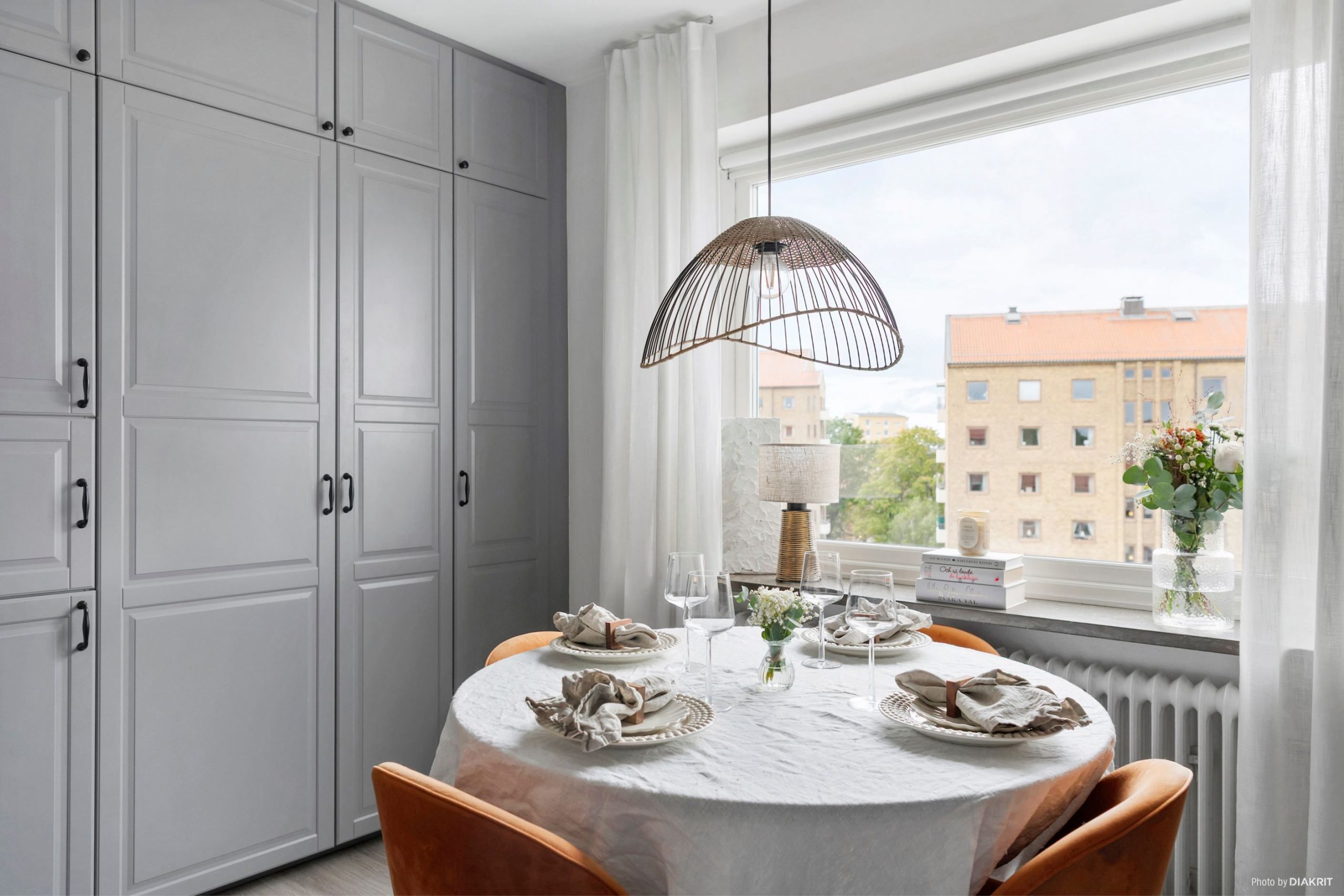 cuisine IKEA grise avec table salle à manger studio 41m2 décoration blanche scandinave cuisine IKEA grise avec table salle à manger studio 41m2 décoration blanche scandinave
