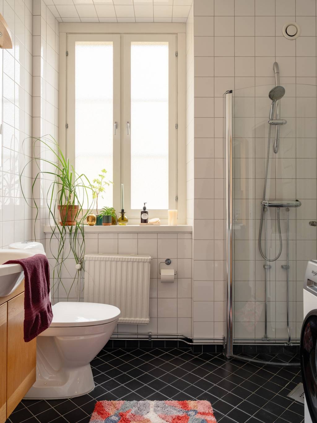 salle de bain noire et blanche
