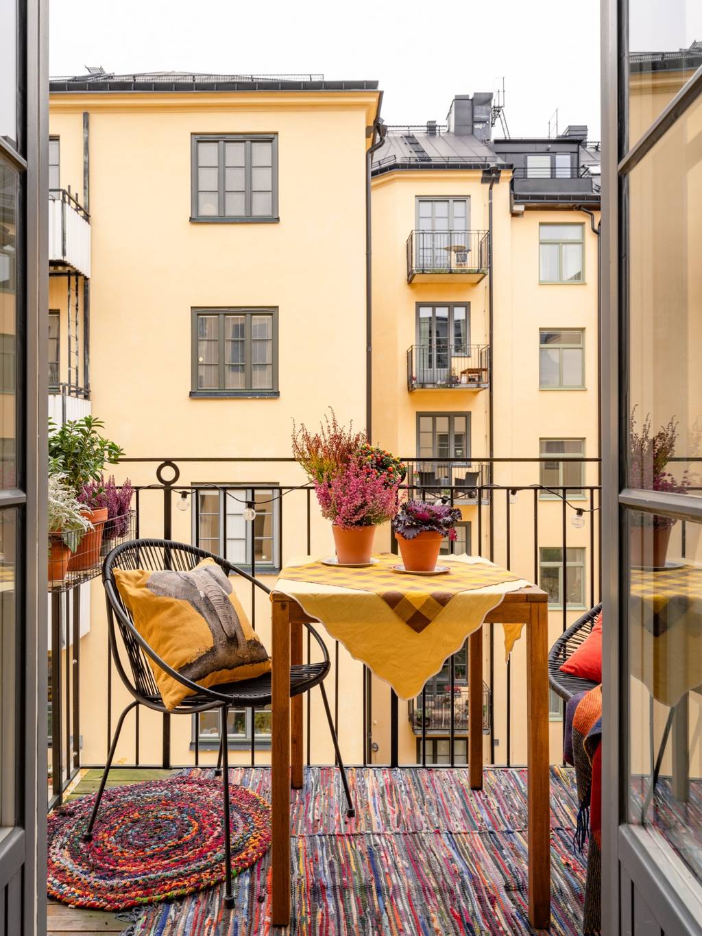 balcon sur cour appartement au design scandinave vintage