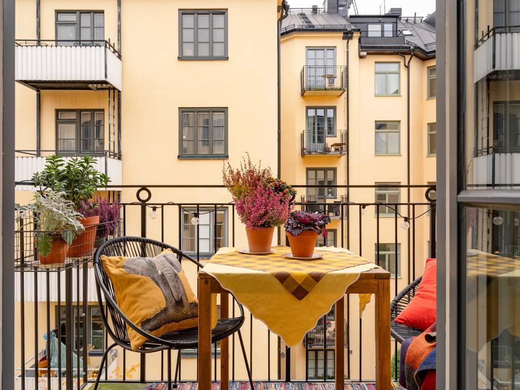 balcon sur cour appartement au design scandinave vintage