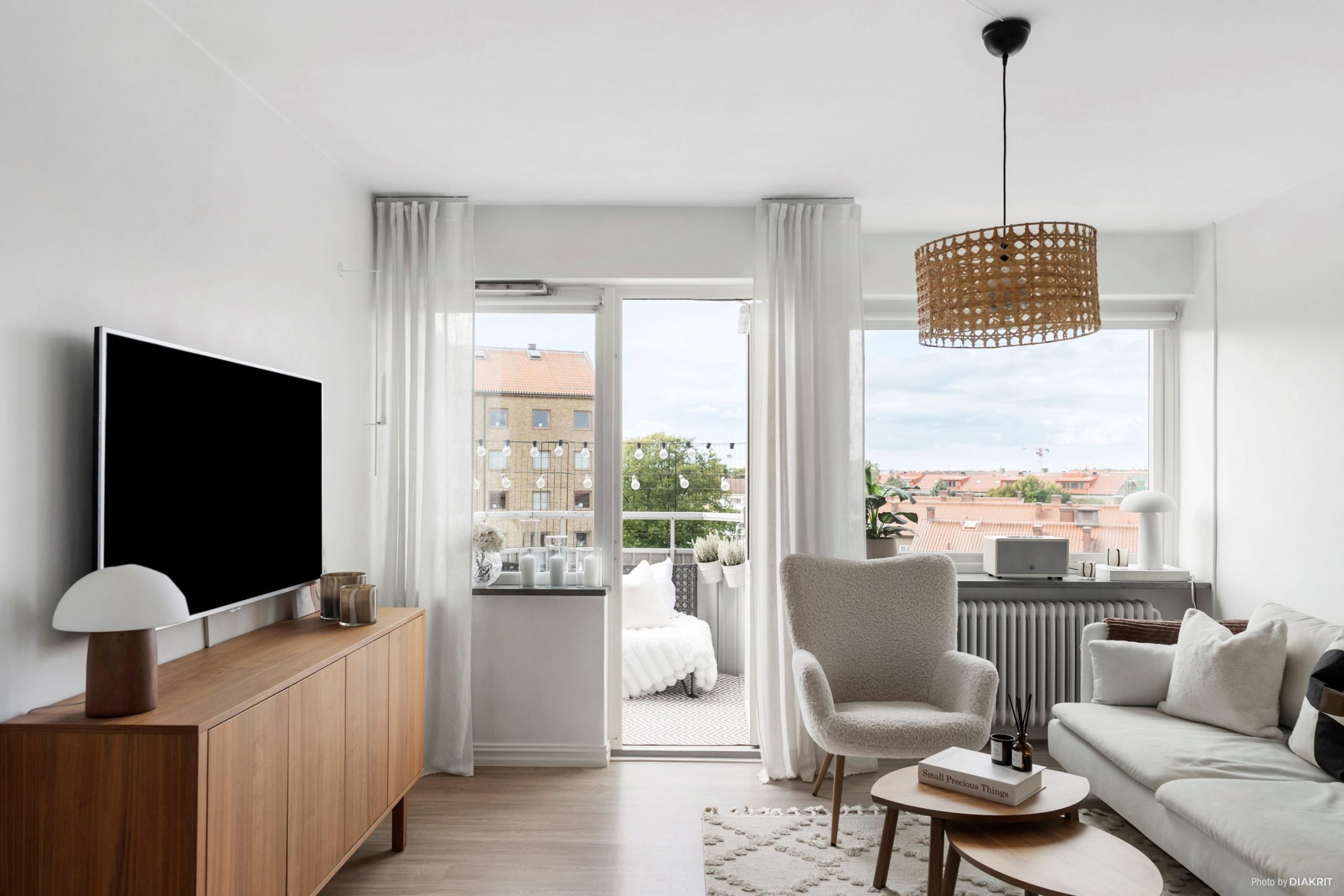 salon avec balcon studio 41m2 décoration blanche scandinave salon avec balcon studio 41m2 décoration blanche scandinave