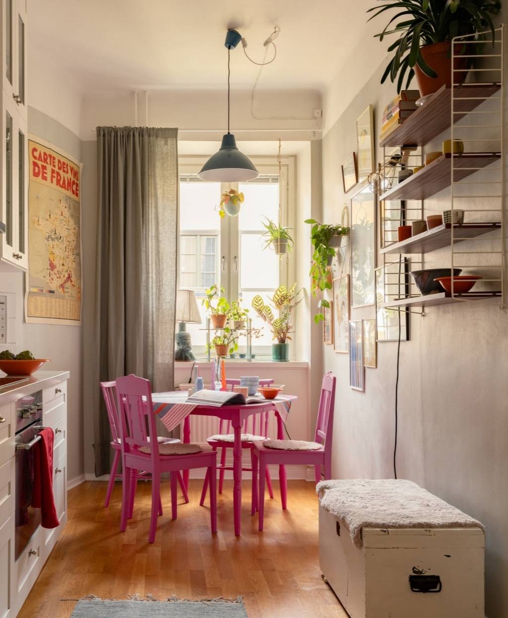 cuisine beige type shaker appartement au design scandinave vintage et coin repas rose vif