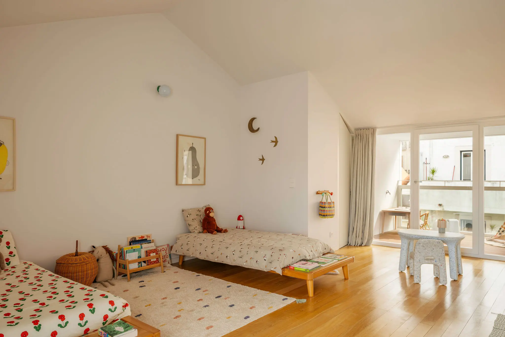chambre enfant mansardée avec terrasse maison de ville Lisbonne décoration design chambre enfant mansardée avec terrasse maison de ville Lisbonne décoration design