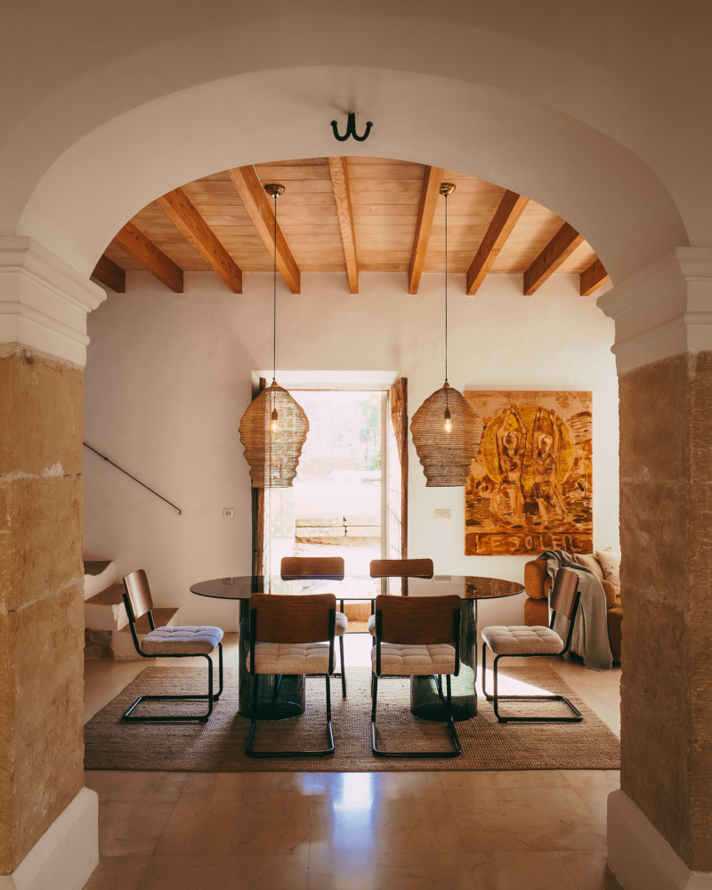 salle à manger avec poutres décoration contemporaine maison ancienne Majorque