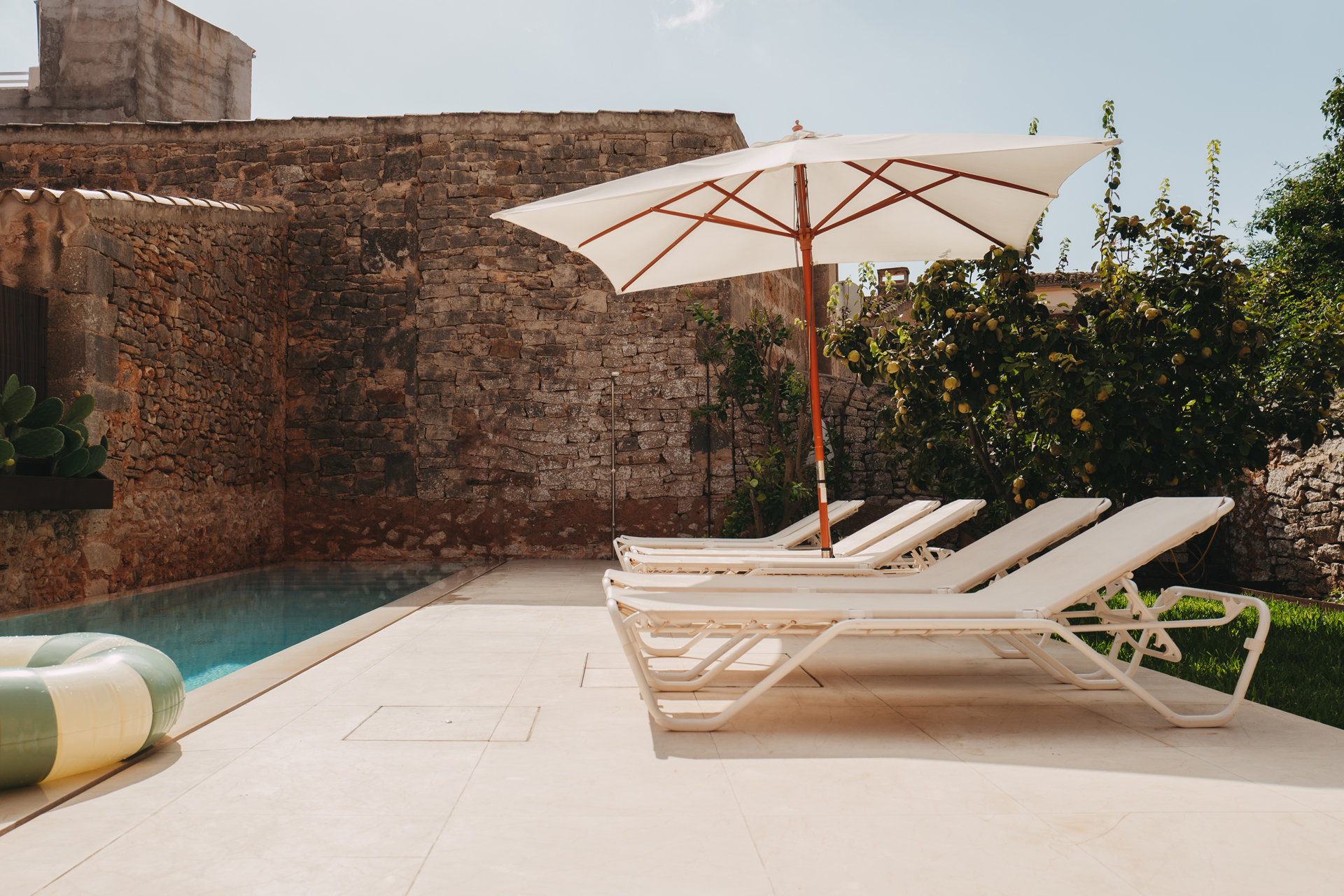 piscine sur terrasse murs en pierres maison ancienne Majorque