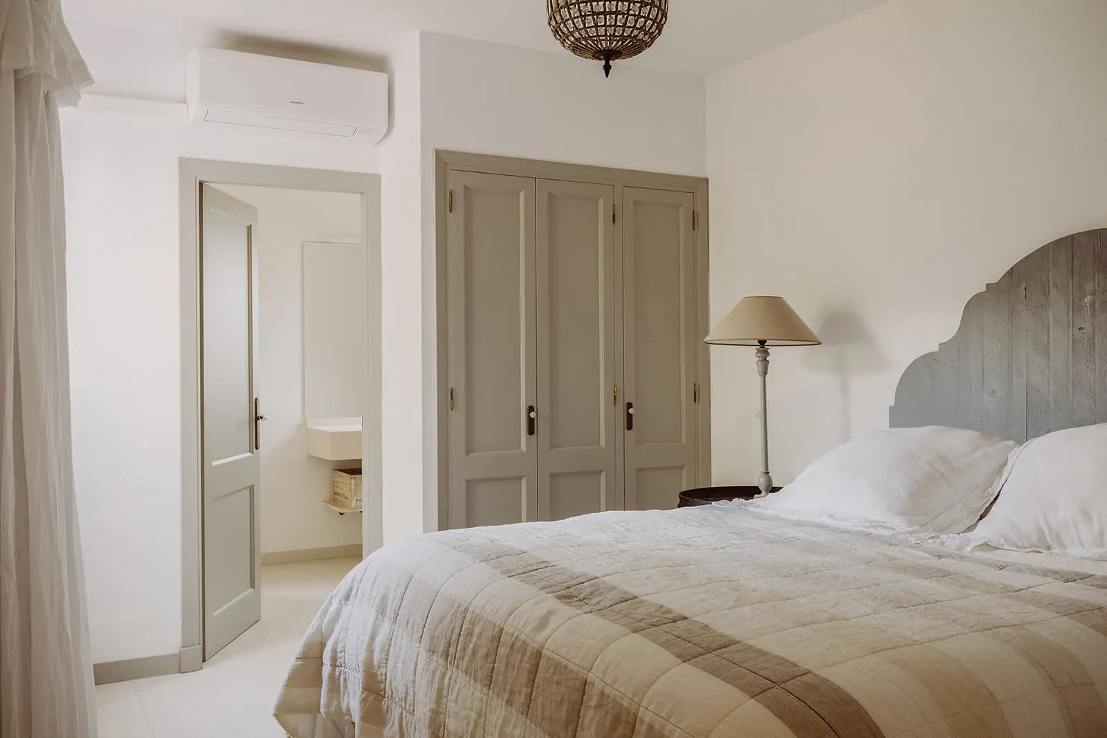 chambre décoration rustique chic beige maison Minorque avec piscine Can Bia chambre décoration rustique chic beige maison Minorque avec piscine Can Bia