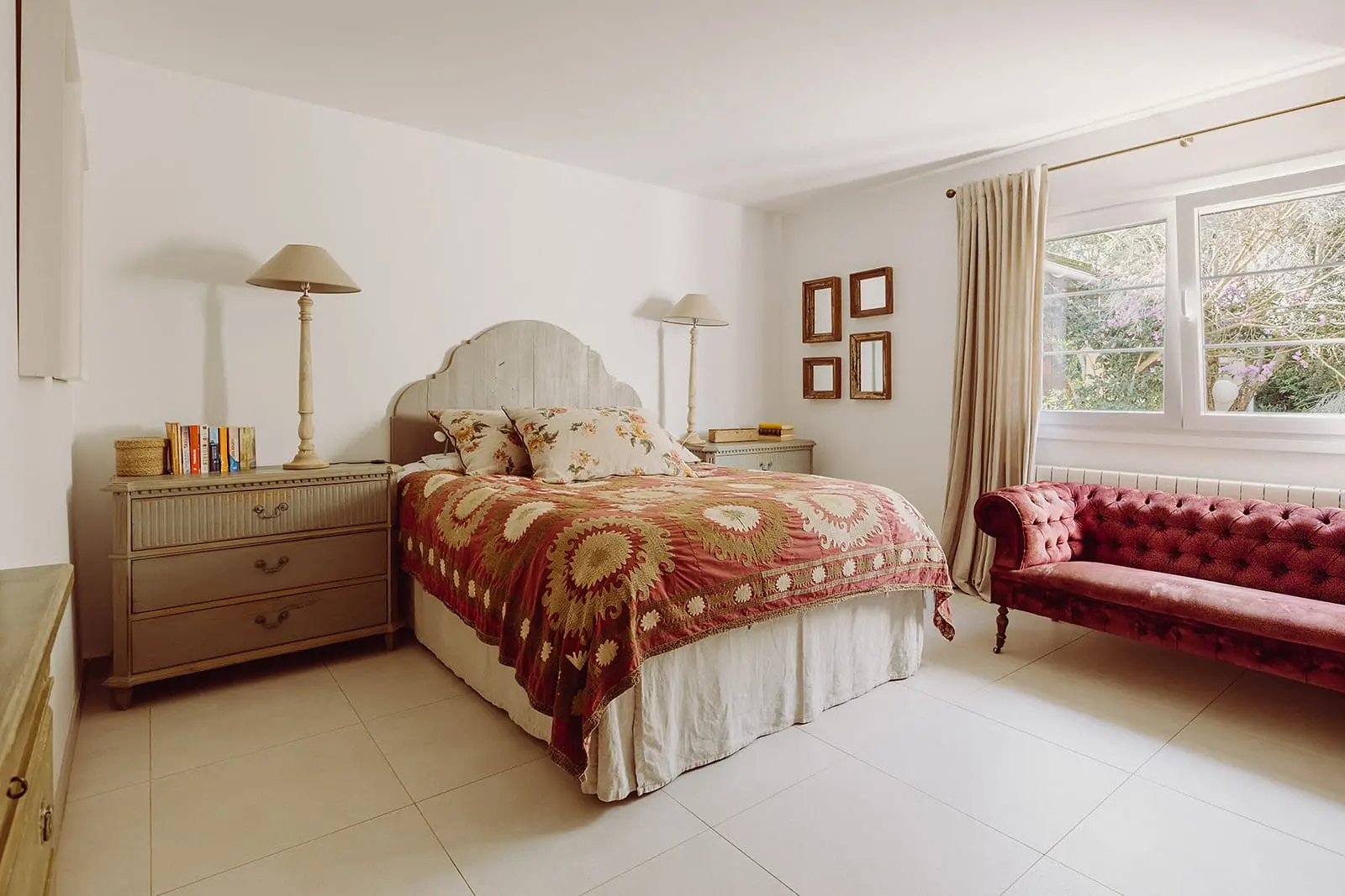 chambre décoration rustique chic avec canapé chesterfield rouge maison Minorque avec piscine Can Bia chambre décoration rustique chic avec canapé chesterfield rouge maison Minorque avec piscine Can Bia
