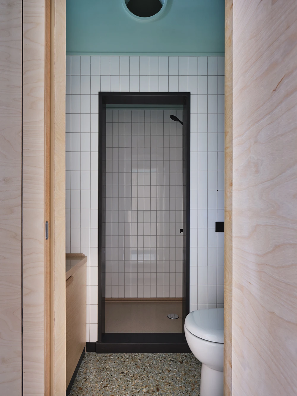 salle de bain studio 30m2 modernisé avec grande hauteur sous plafond salle de bain studio 30m2 modernisé avec grande hauteur sous plafond