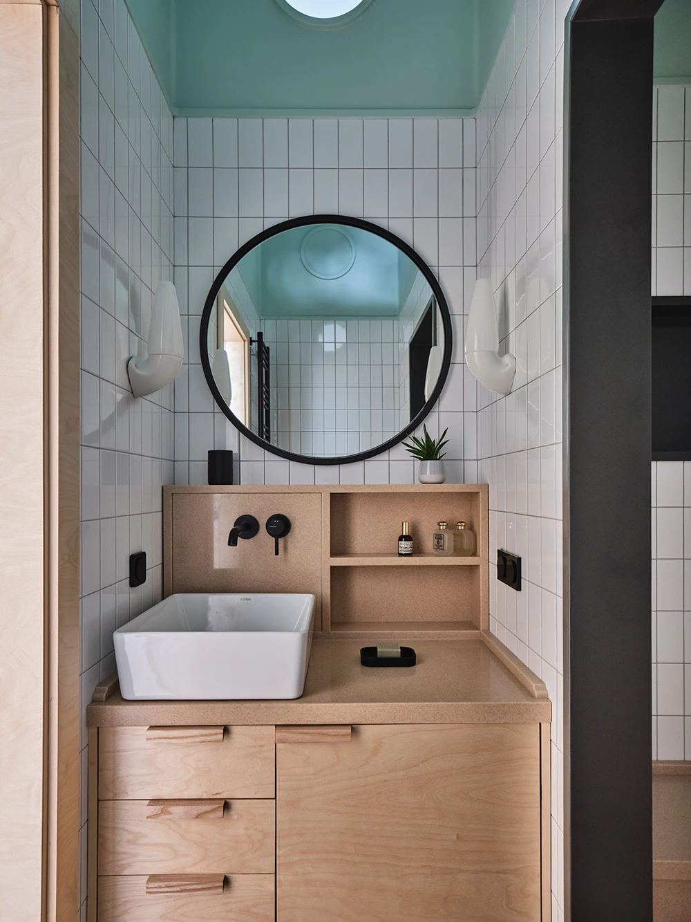 salle de bain studio 30m2 modernisé avec grande hauteur sous plafond salle de bain studio 30m2 modernisé avec grande hauteur sous plafond