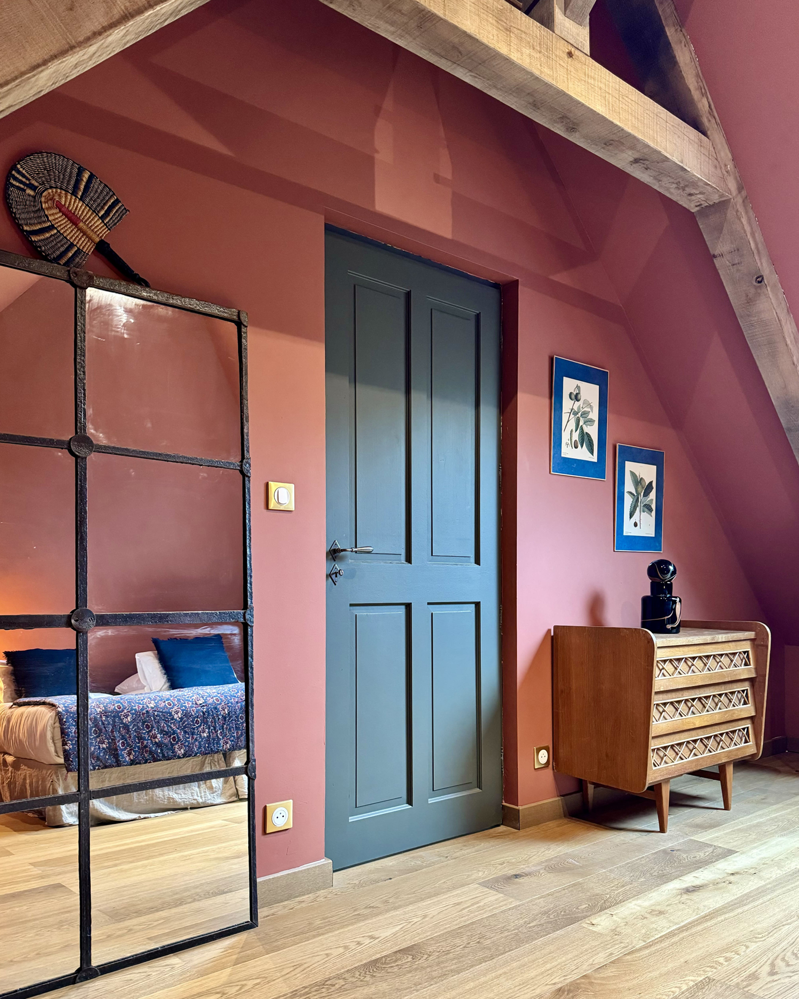 chambre avec poutres murs bordeaux décoration rustique chic maison ancienne rénovée à colombages en Normandie le Clos du Haut chambre avec poutres murs bordeaux décoration rustique chic maison ancienne rénovée à colombages en Normandie le Clos du Haut