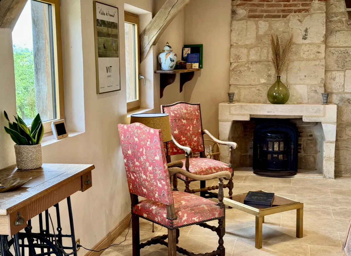 salon avec cheminée en pierres décoration rustique chic maison ancienne rénovée à colombages en Normandie le Clos du Haut salon avec cheminée en pierres décoration rustique chic maison ancienne rénovée à colombages en Normandie le Clos du Haut