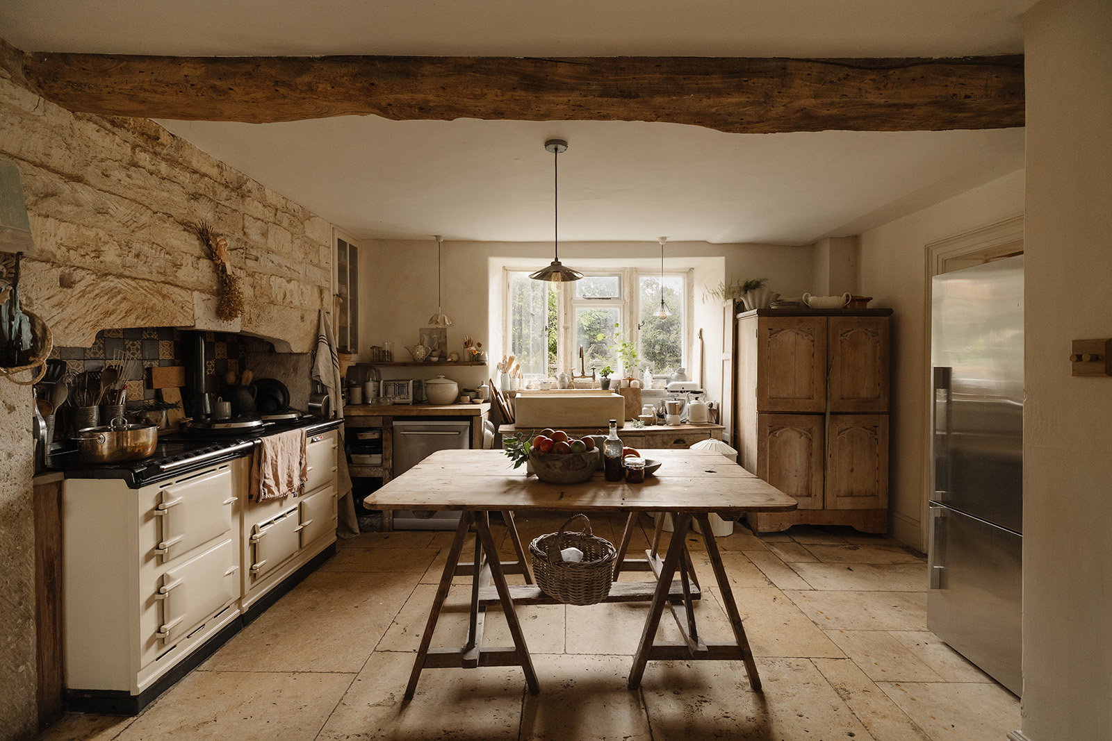 cuisine avec poutres maison historique des Cotswolds décoration classique et rustique chic beige cuisine avec poutres maison historique des Cotswolds décoration classique et rustique chic beige