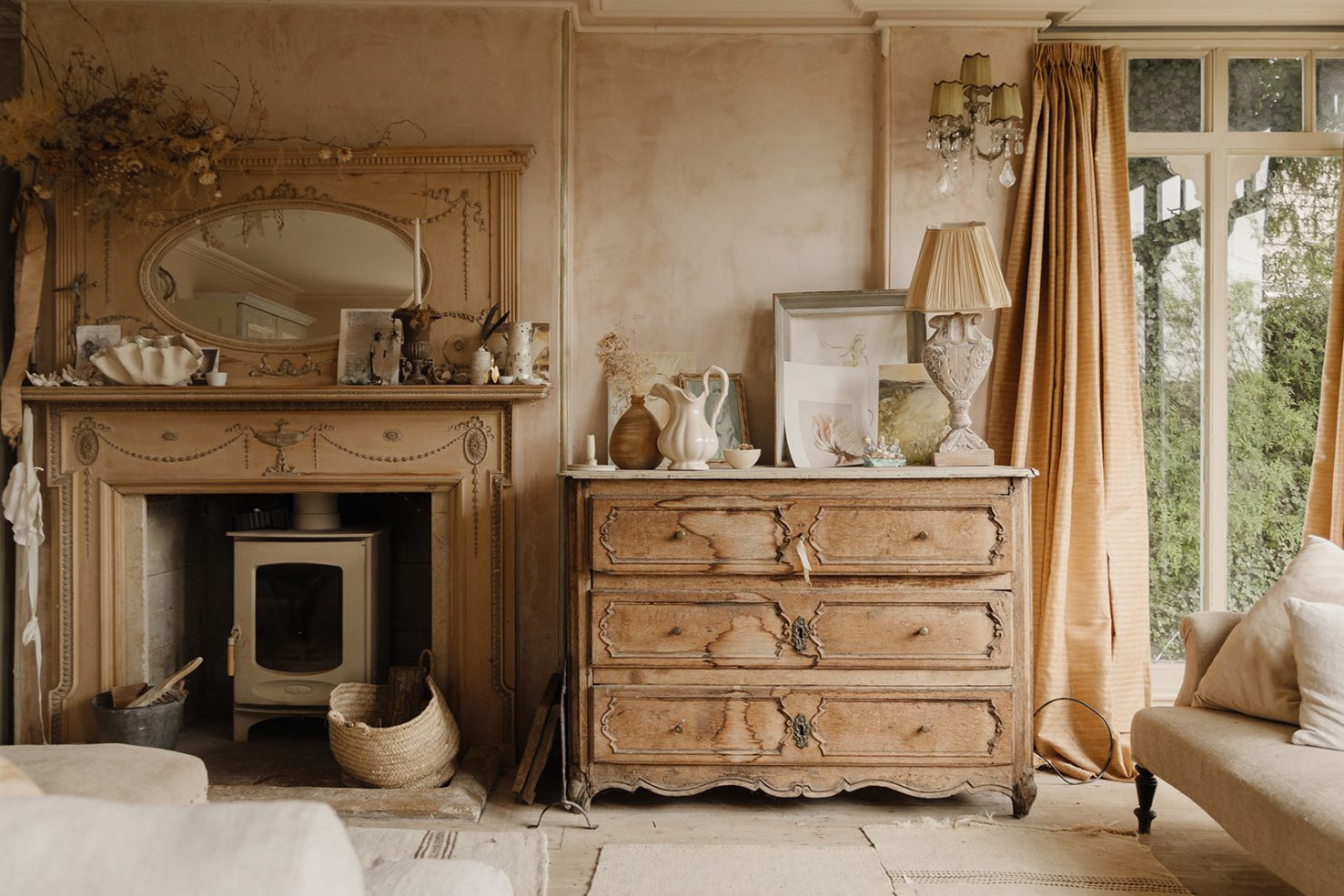 salon avec cheminée maison historique des Cotswolds décoration classique chic beige salon avec cheminée maison historique des Cotswolds décoration classique chic beige