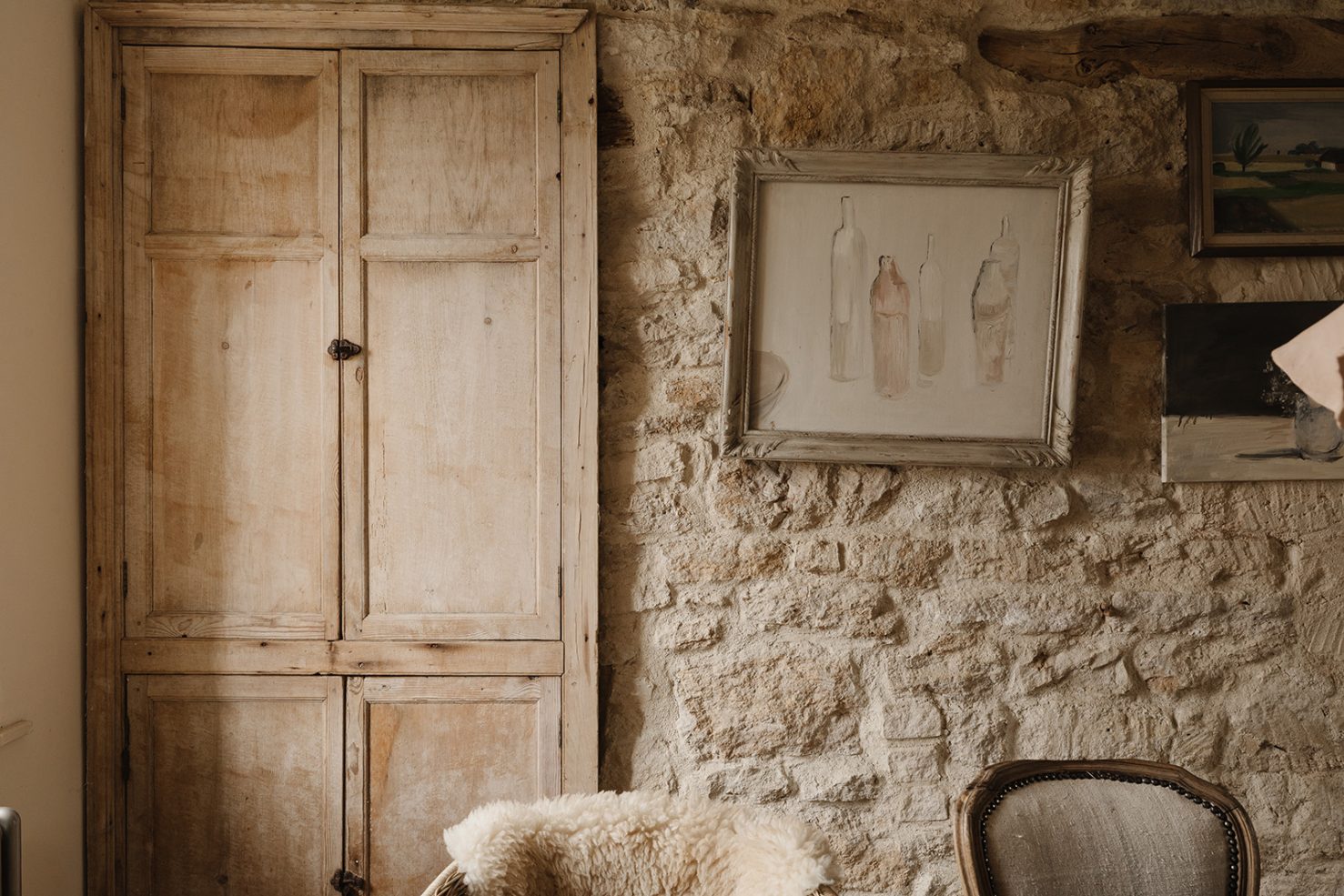 salle à manger murs en pierres maison historique des Cotswolds décoration classique et rustique chic beige salle à manger murs en pierres maison historique des Cotswolds décoration classique et rustique chic beige