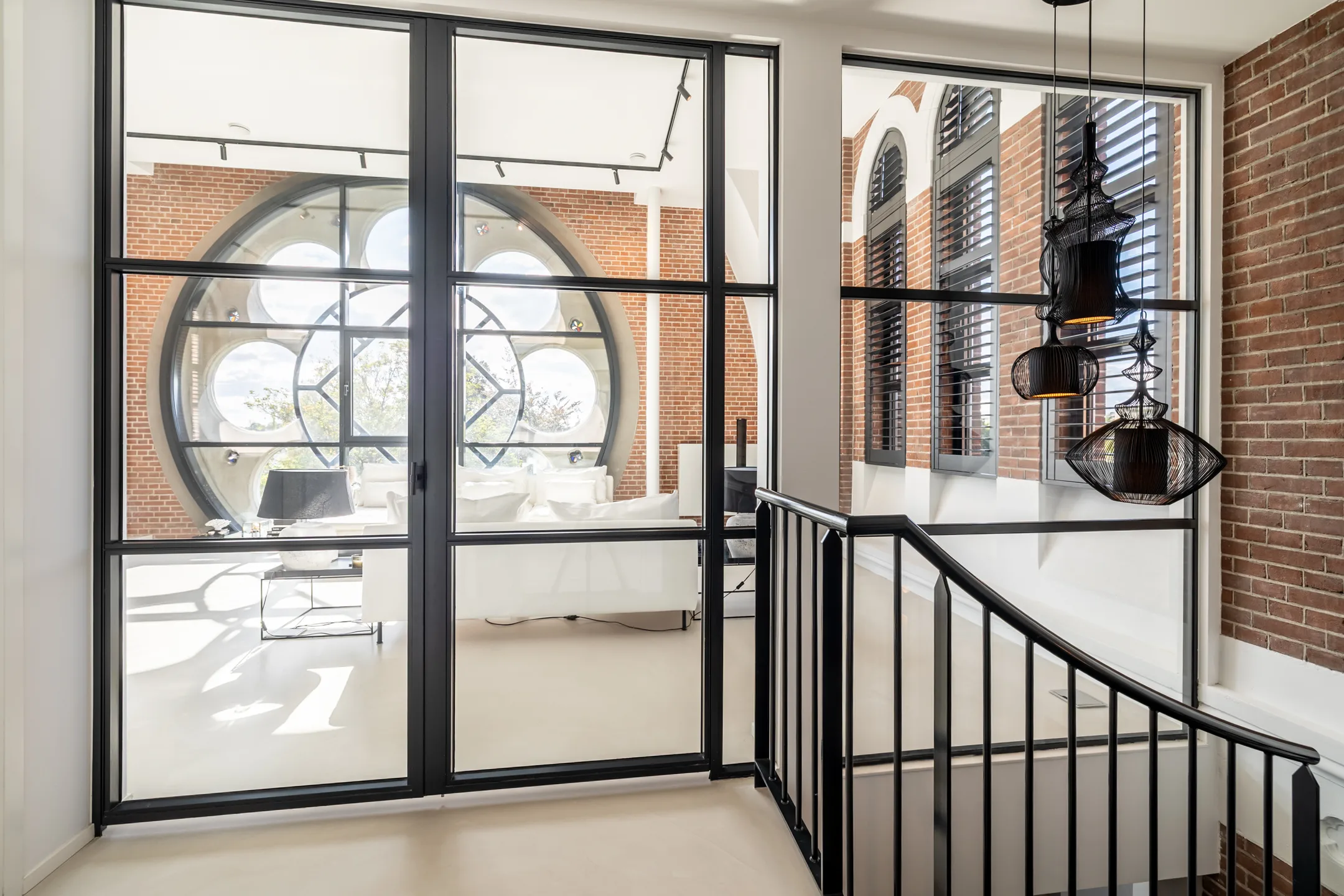 salon avec porte verrière appartement design dans une ancienne église aux Pays-Bas salon avec porte verrière appartement design dans une ancienne église aux Pays-Bas