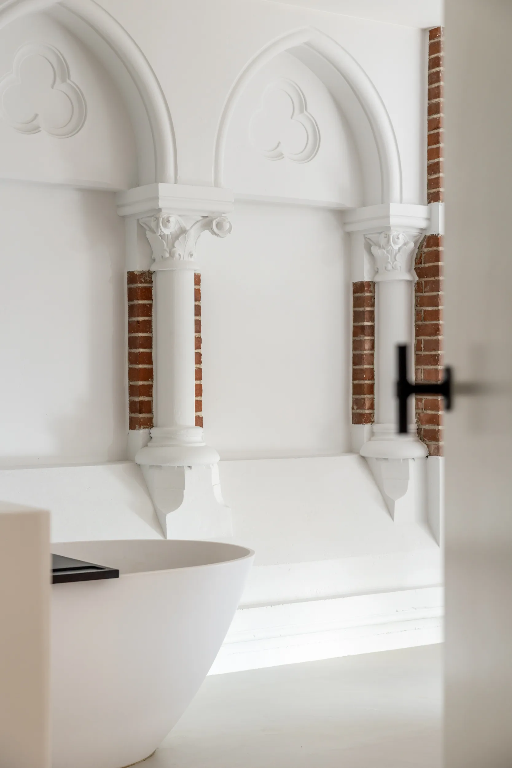 salle de bain avec baignoire îlot appartement design dans une ancienne église aux Pays-Bas salle de bain avec baignoire îlot appartement design dans une ancienne église aux Pays-Bas