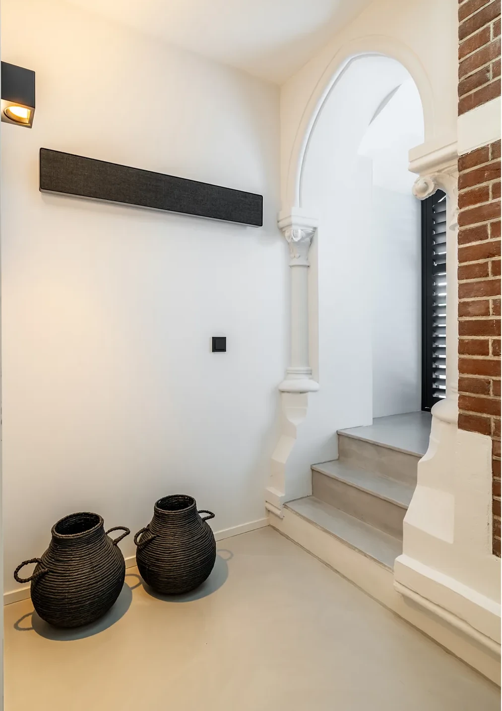 entrée avec colonnes néogothiques appartement design dans une ancienne église aux Pays-Bas entrée avec colonnes néogothiques appartement design dans une ancienne église aux Pays-Bas