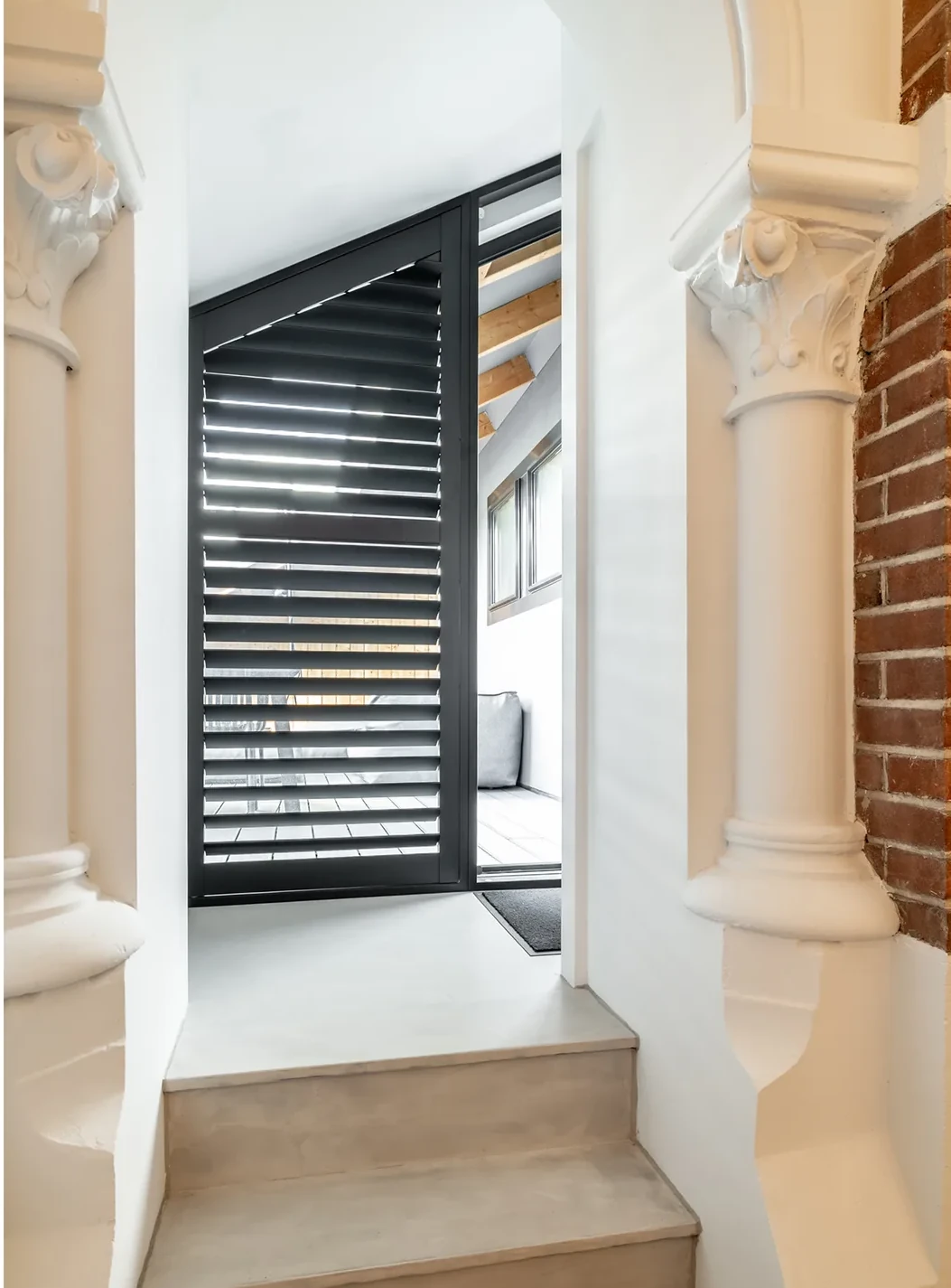 entrée avec colonnes néogothiques appartement design dans une ancienne église aux Pays-Bas entrée avec colonnes néogothiques appartement design dans une ancienne église aux Pays-Bas