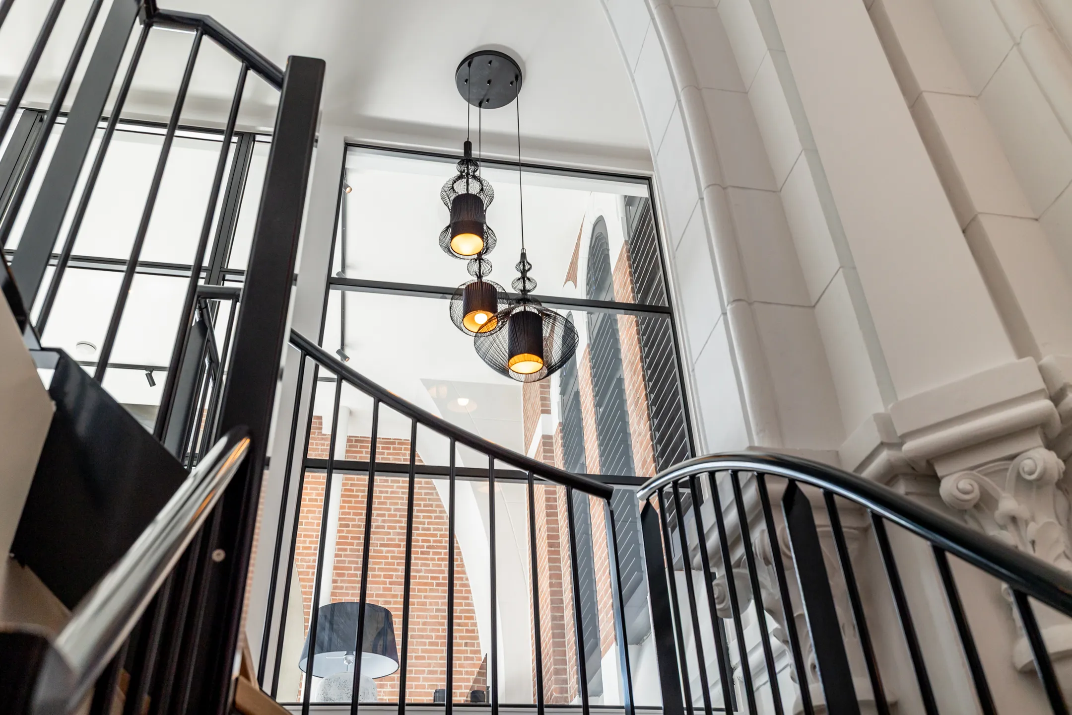 entrée avec escalier métal appartement design dans une ancienne église aux Pays-Bas entrée avec escalier métal appartement design dans une ancienne église aux Pays-Bas