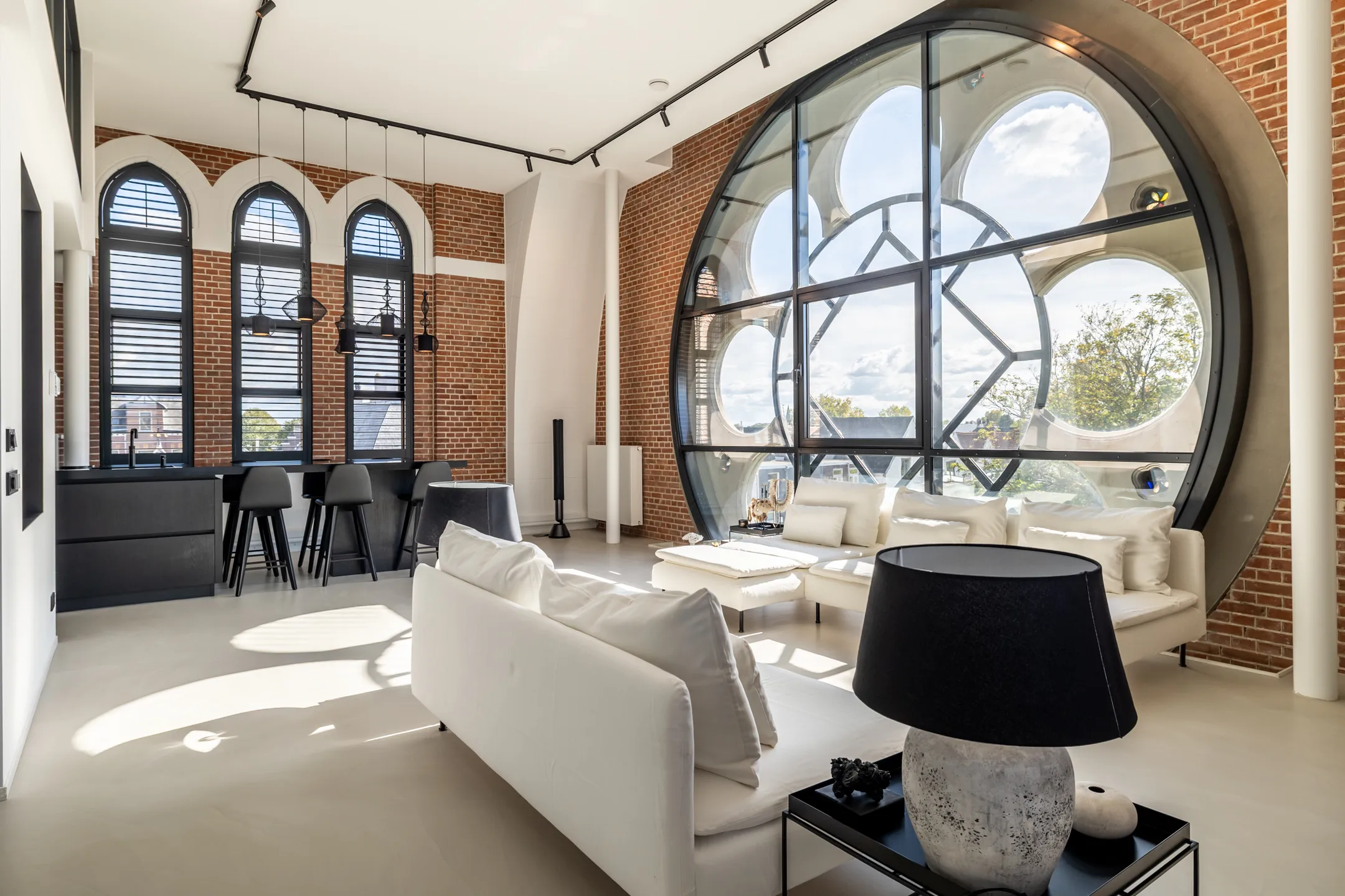 salon avec baie vitrée ronde appartement design dans une ancienne église aux Pays-Bas salon avec baie vitrée ronde appartement design dans une ancienne église aux Pays-Bas
