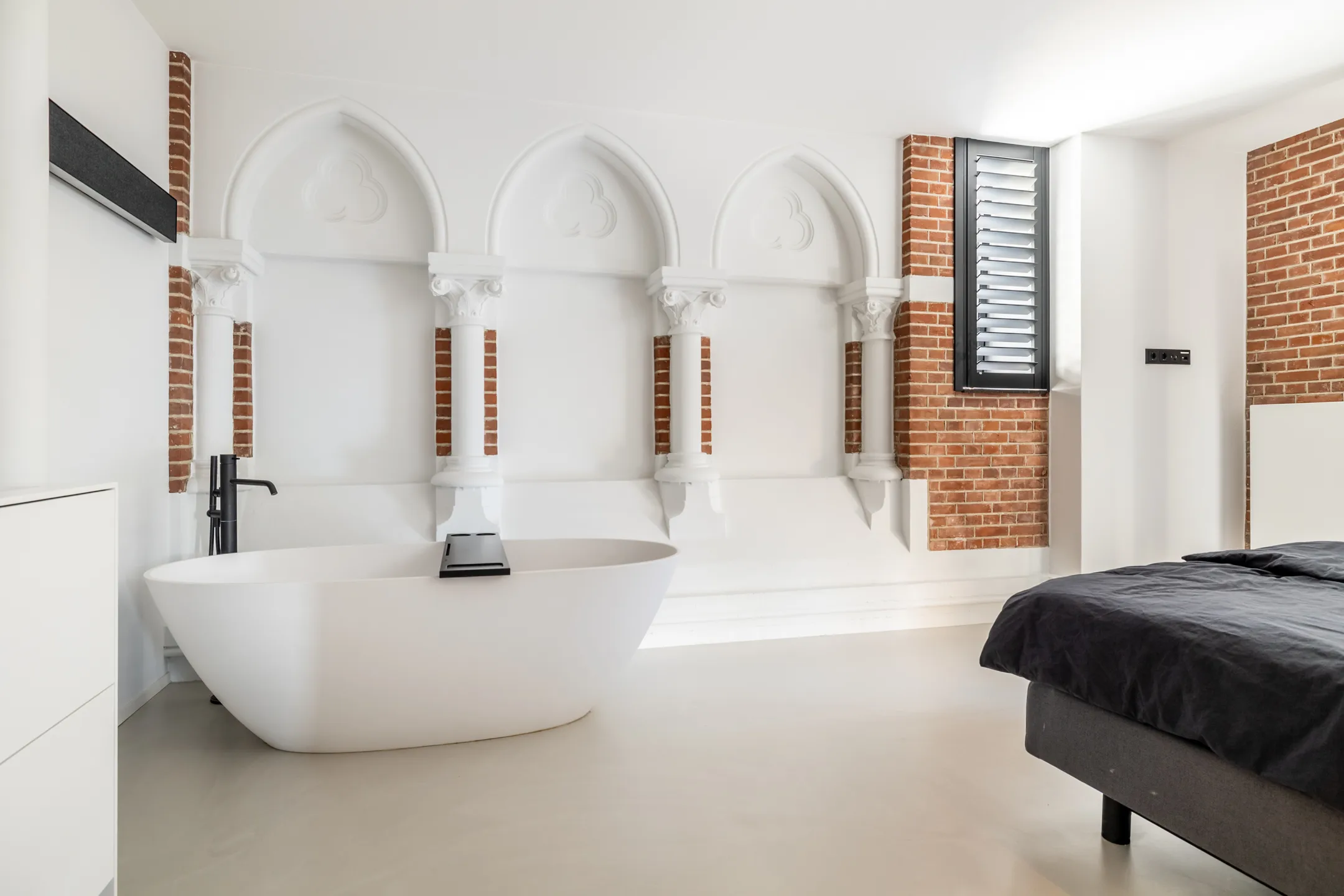 chambre avec baignoire îlot appartement design dans une ancienne église aux Pays-Bas chambre avec baignoire îlot appartement design dans une ancienne église aux Pays-Bas