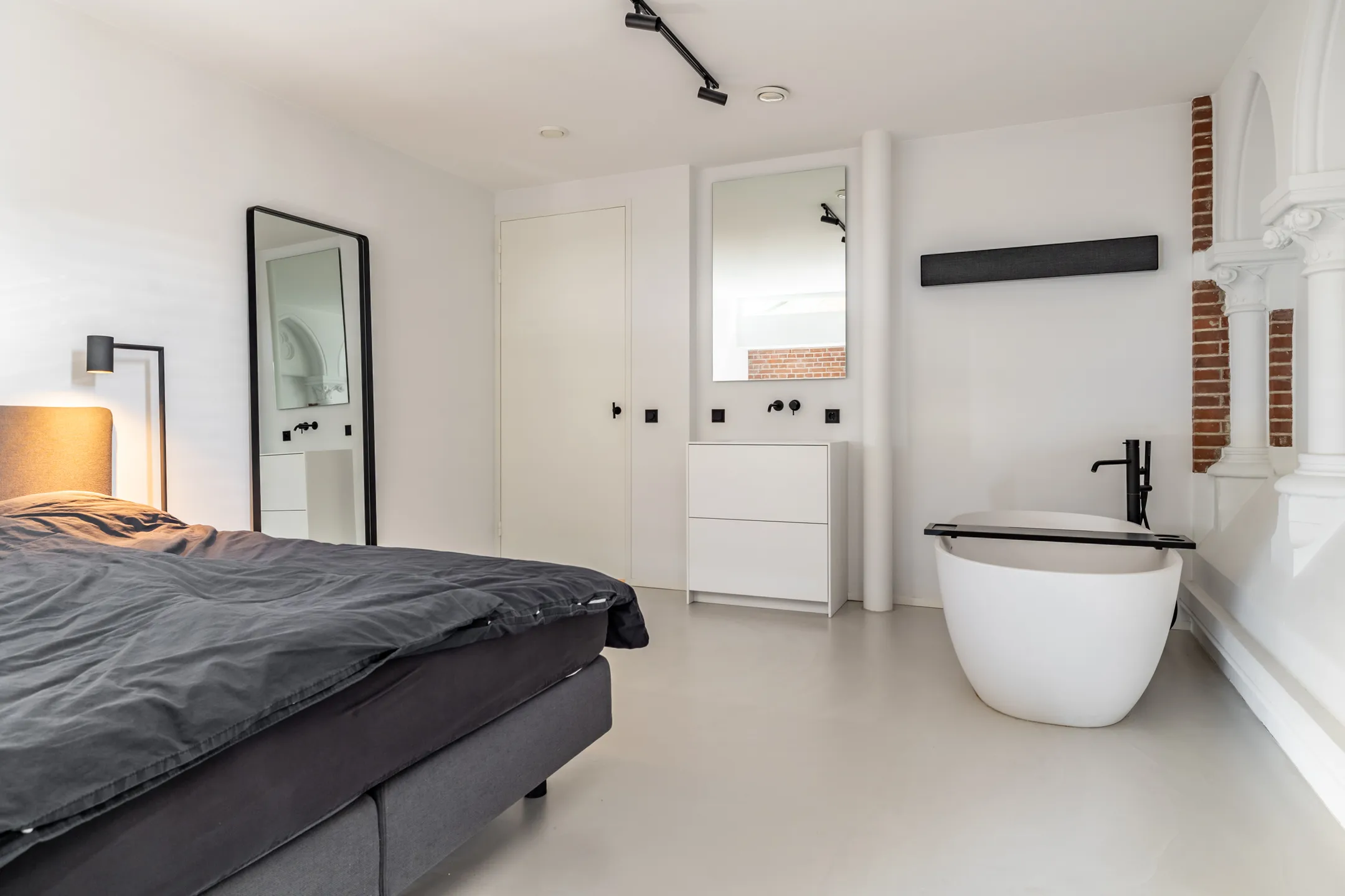 chambre avec baignoire îlot appartement design dans une ancienne église aux Pays-Bas chambre avec baignoire îlot appartement design dans une ancienne église aux Pays-Bas