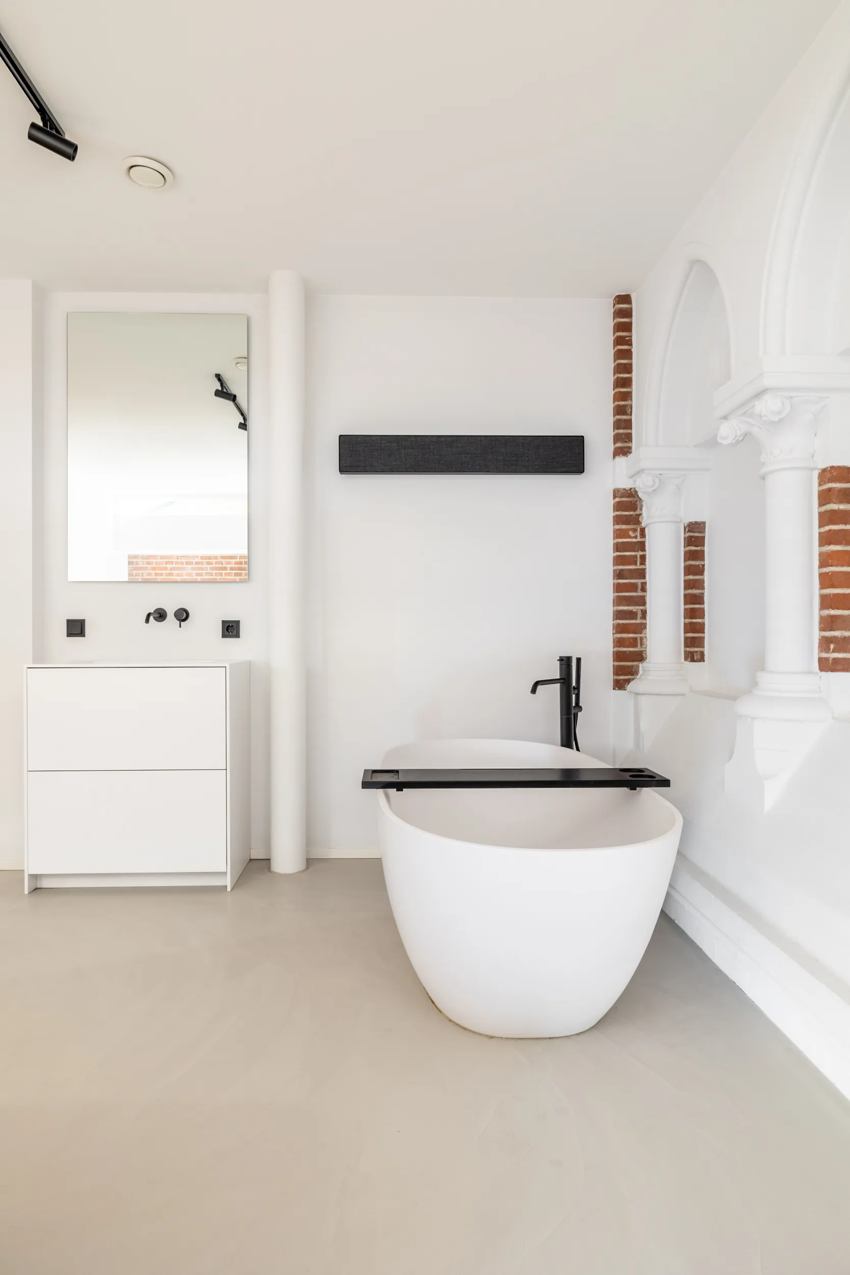 salle de bain avec baignoire îlot appartement design dans une ancienne église aux Pays-Bas salle de bain avec baignoire îlot appartement design dans une ancienne église aux Pays-Bas