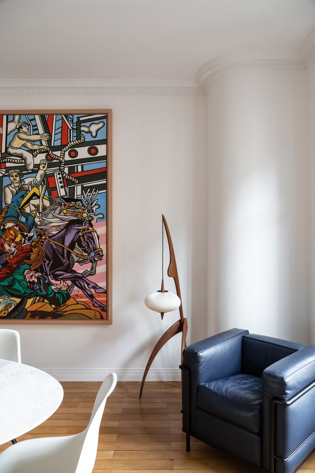 salle à manger appartement Paris haussmannien décoration design table Knoll chaises Eames salle à manger appartement Paris haussmannien décoration design table Knoll chaises Eames